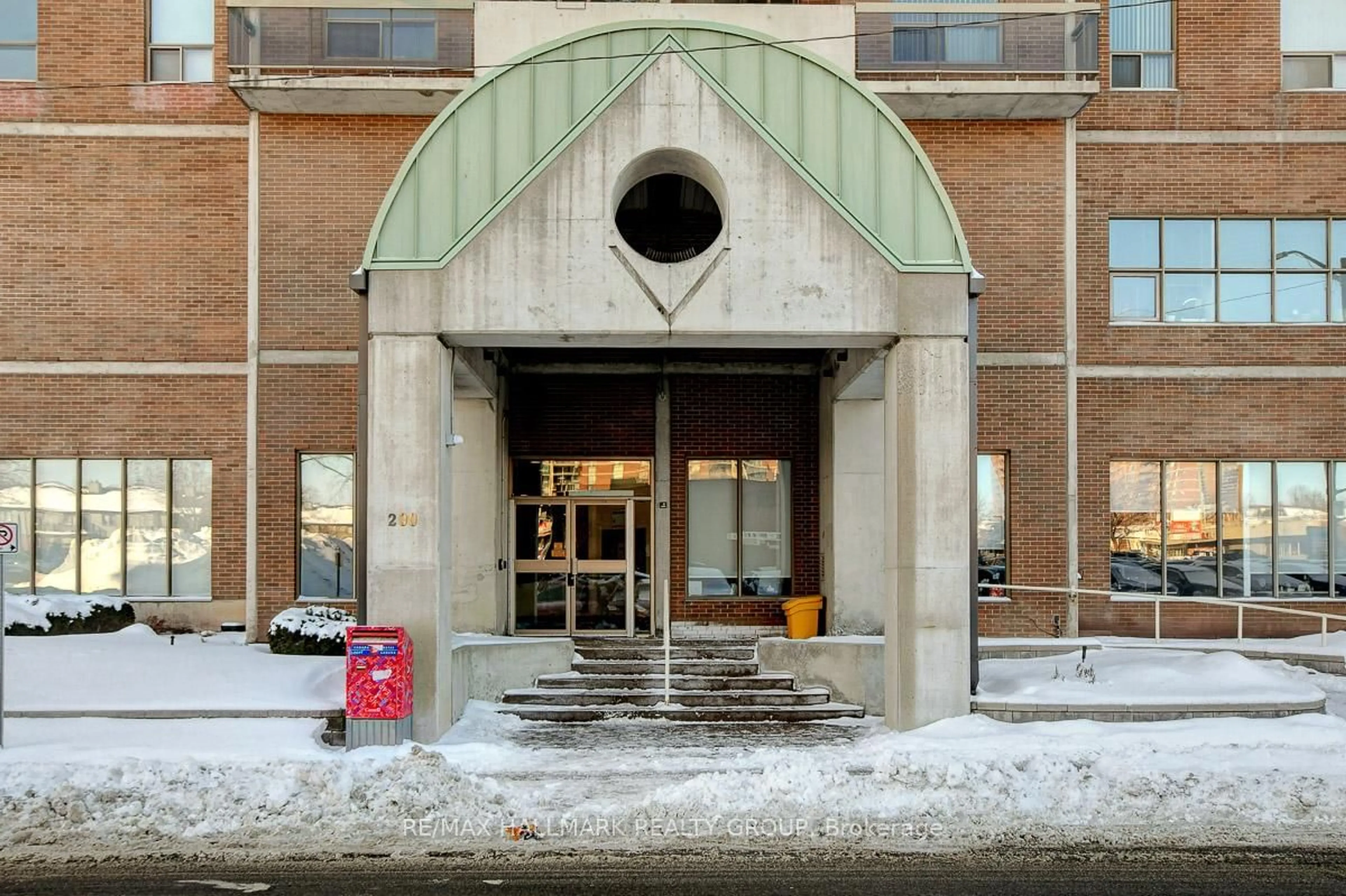 Indoor foyer for 200 Lafontaine Ave #706, Ottawa Ontario K1L 8K8