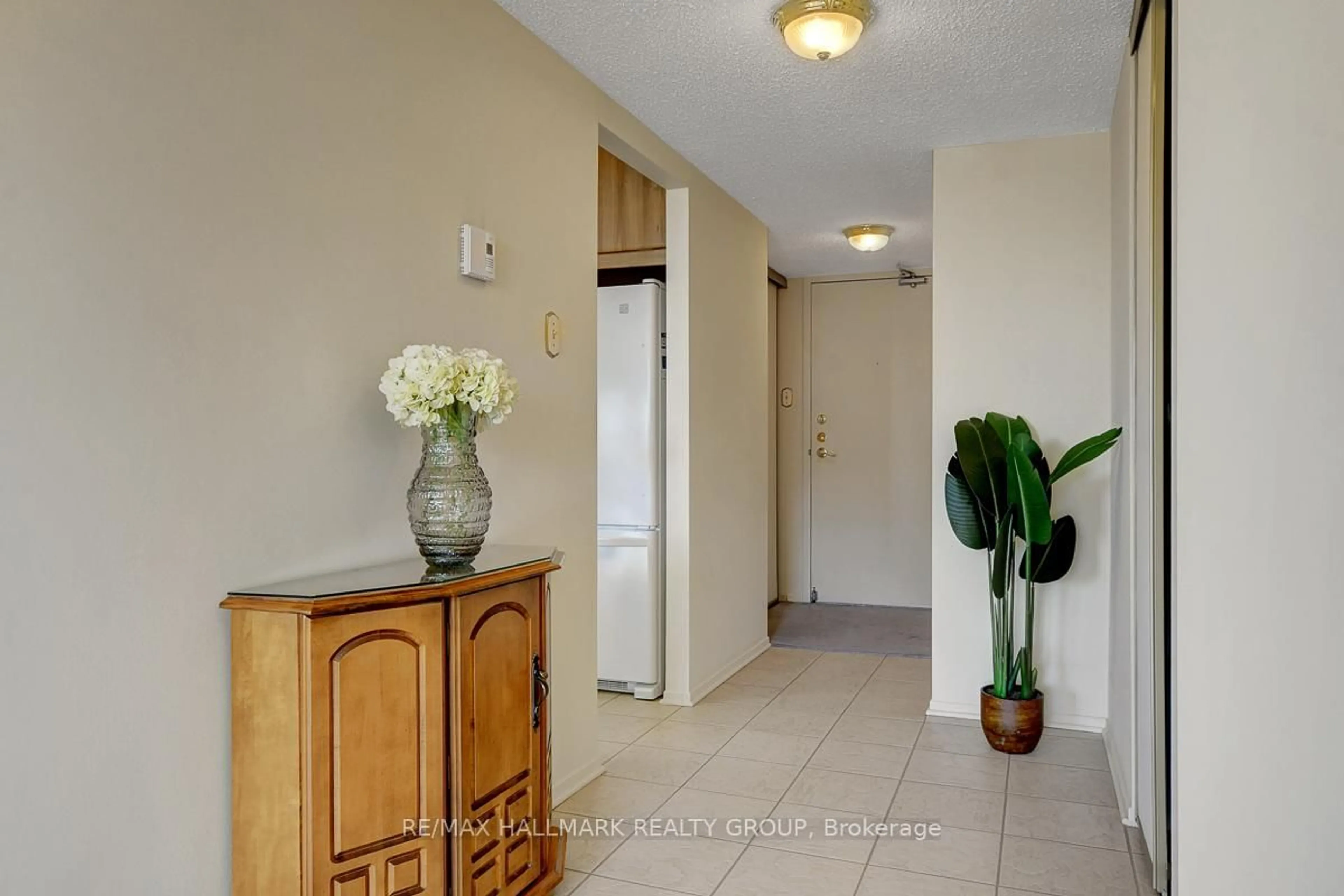 Indoor foyer for 200 Lafontaine Ave #706, Ottawa Ontario K1L 8K8