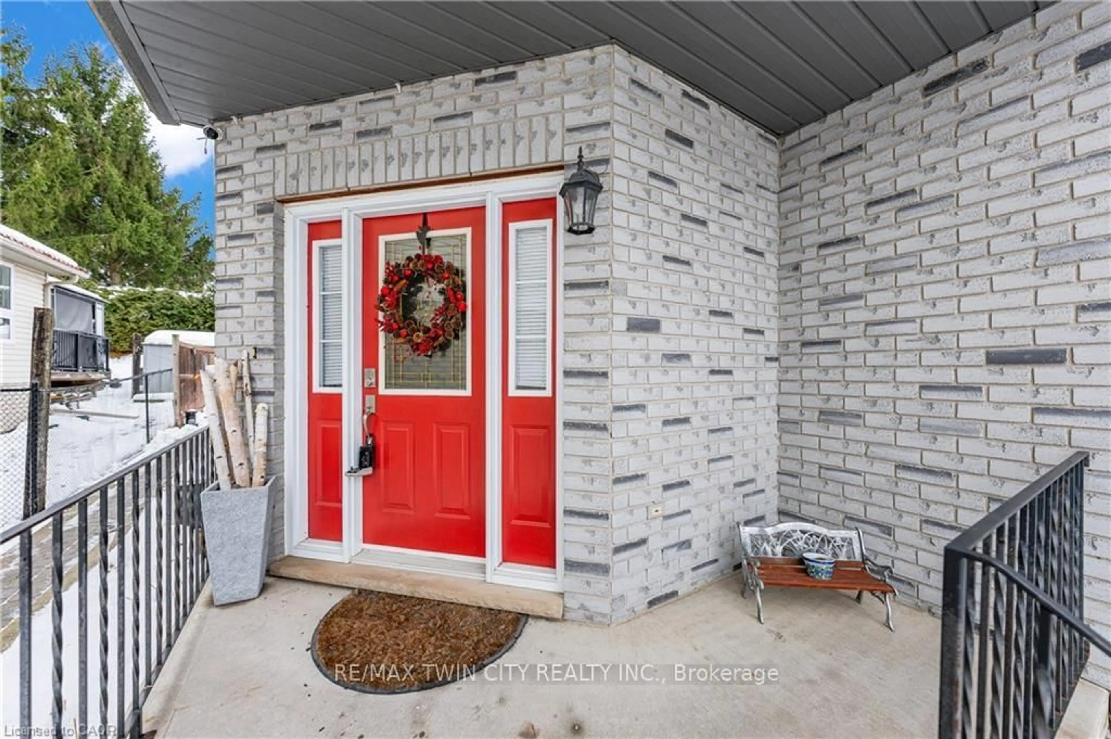 Indoor entryway for 44 Dineen Crt, Kitchener Ontario N2B 3X3