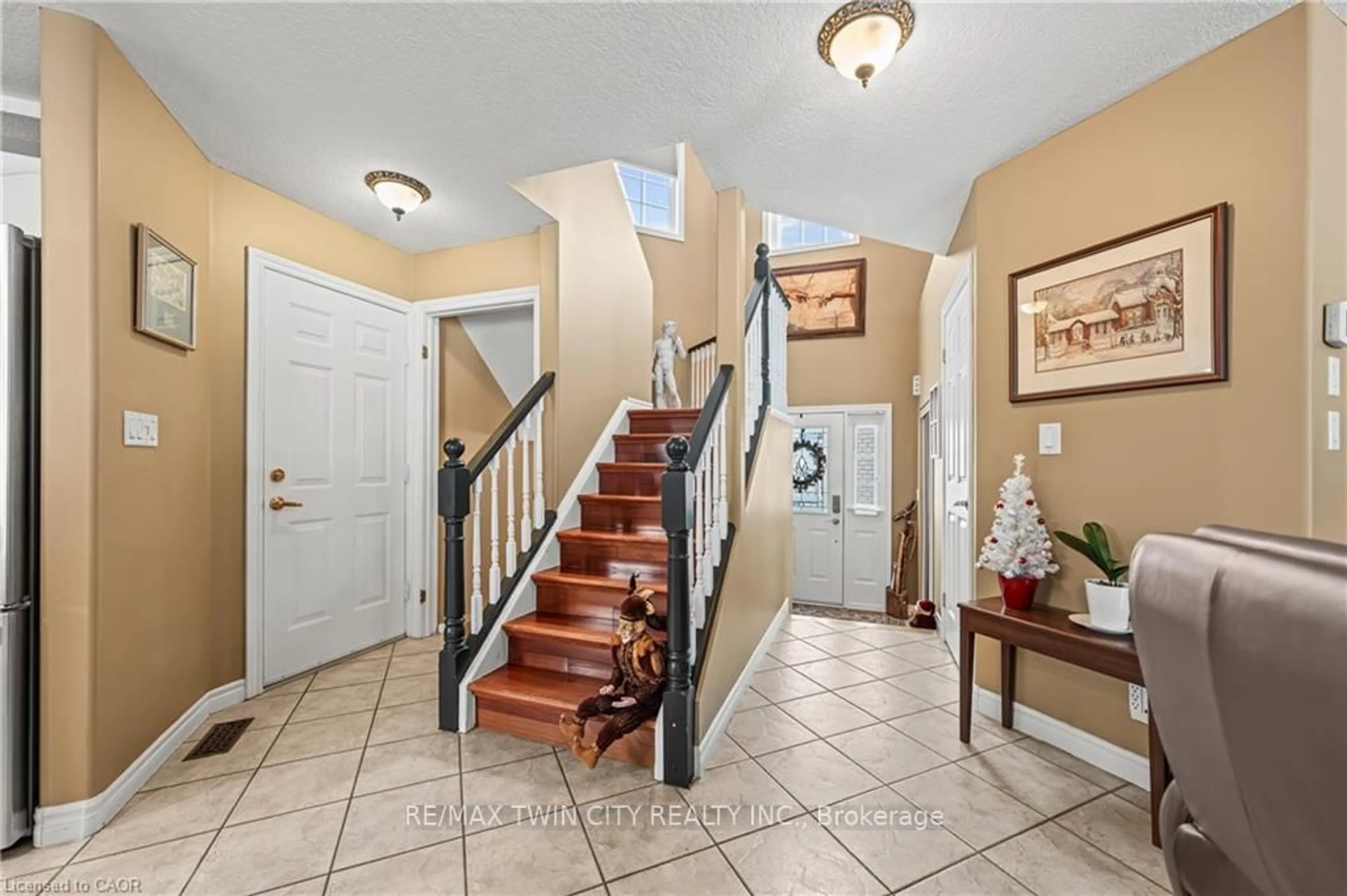 Indoor entryway for 44 Dineen Crt, Kitchener Ontario N2B 3X3