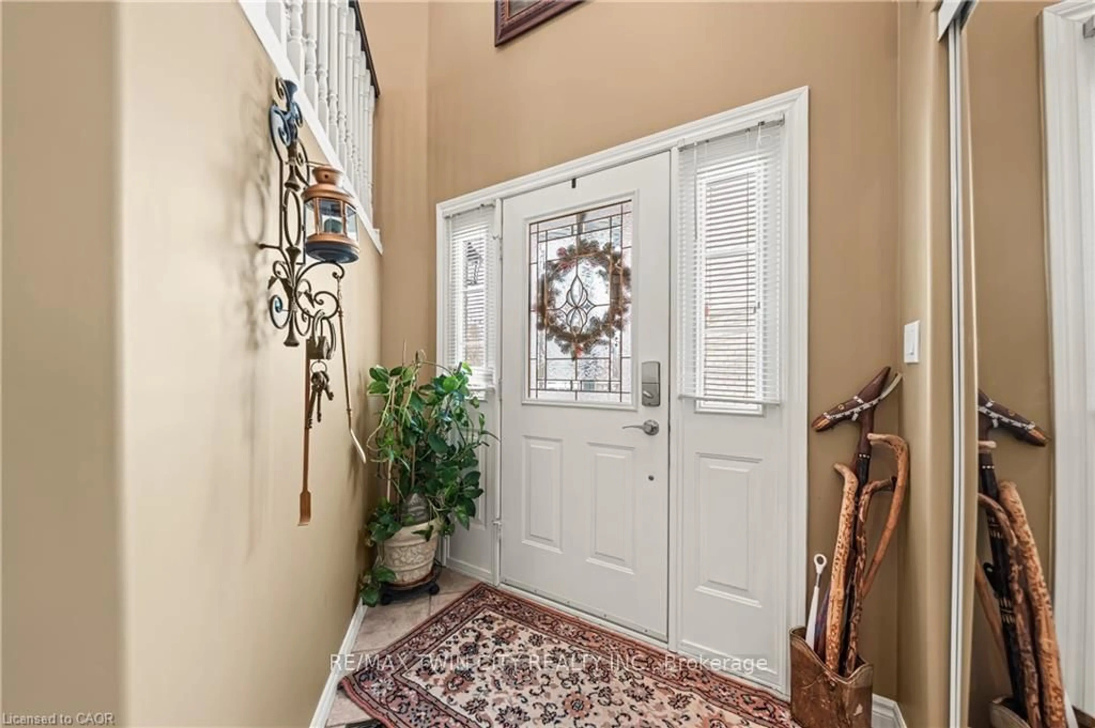 Indoor entryway for 44 Dineen Crt, Kitchener Ontario N2B 3X3