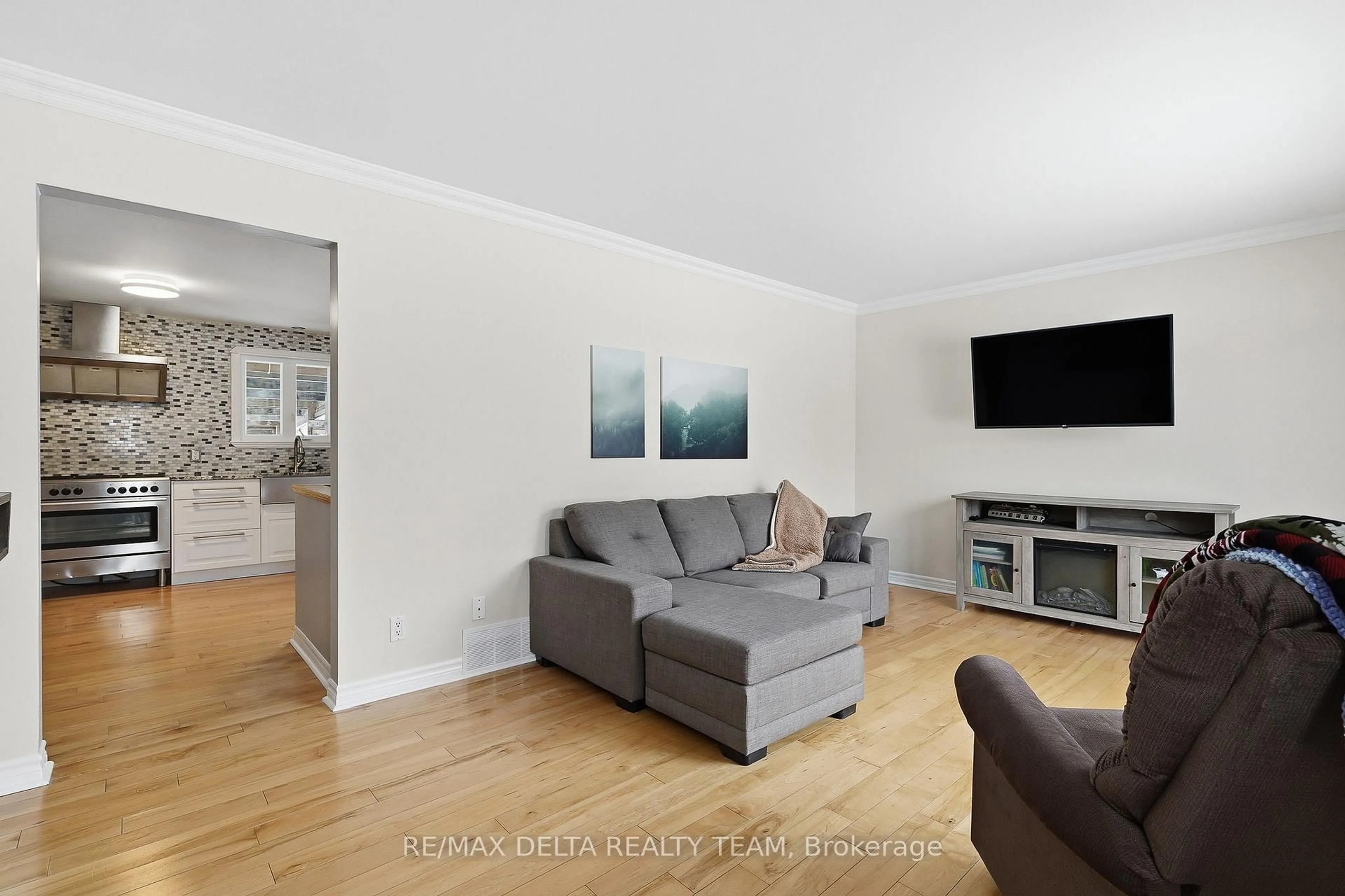 Living room with furniture, wood/laminate floor for 124 Forest Lane, The Nation Ontario K0A 1W0