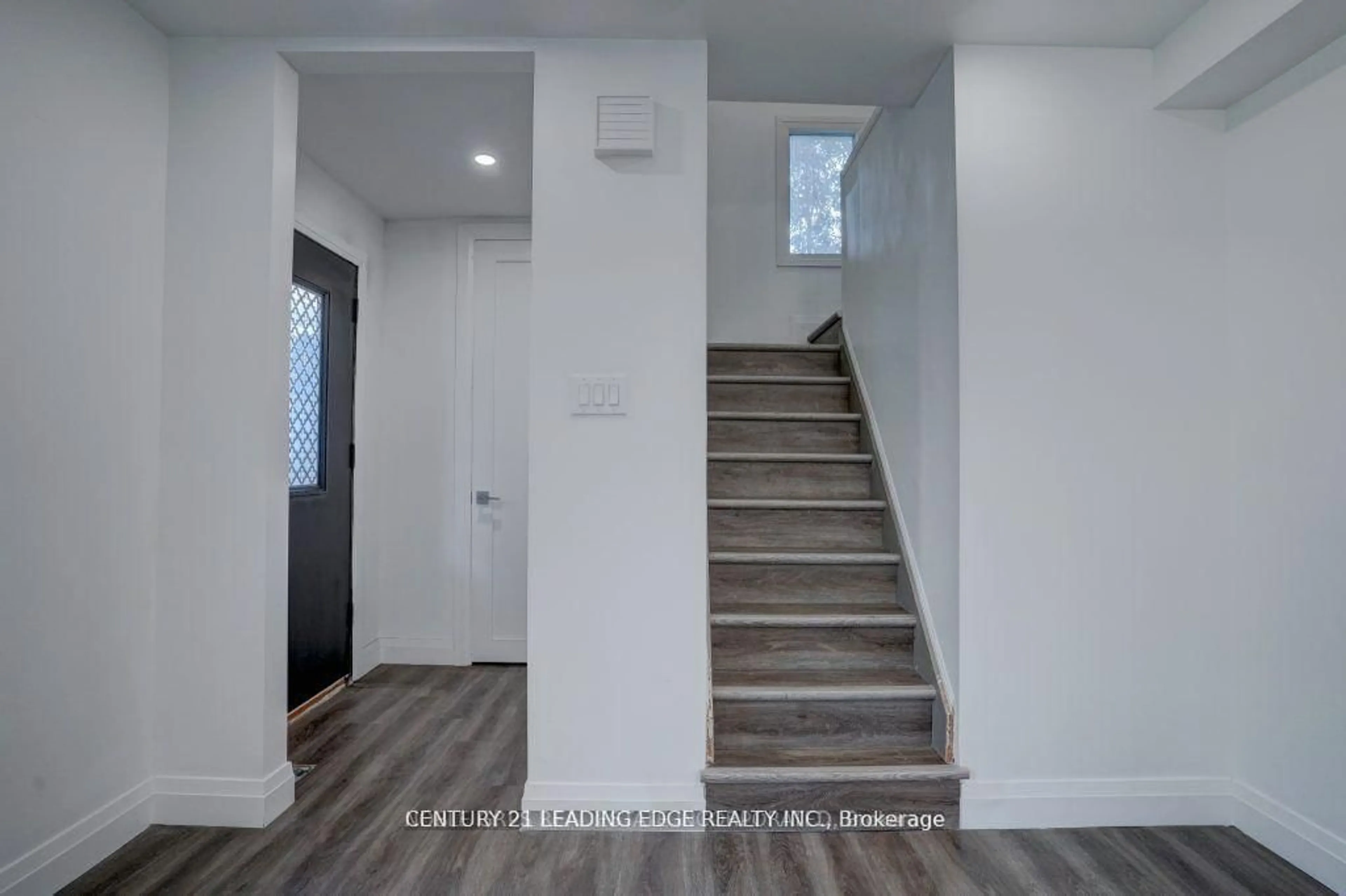 Indoor entryway for 18 Ritchie Ave, Belleville Ontario K8P 3V9