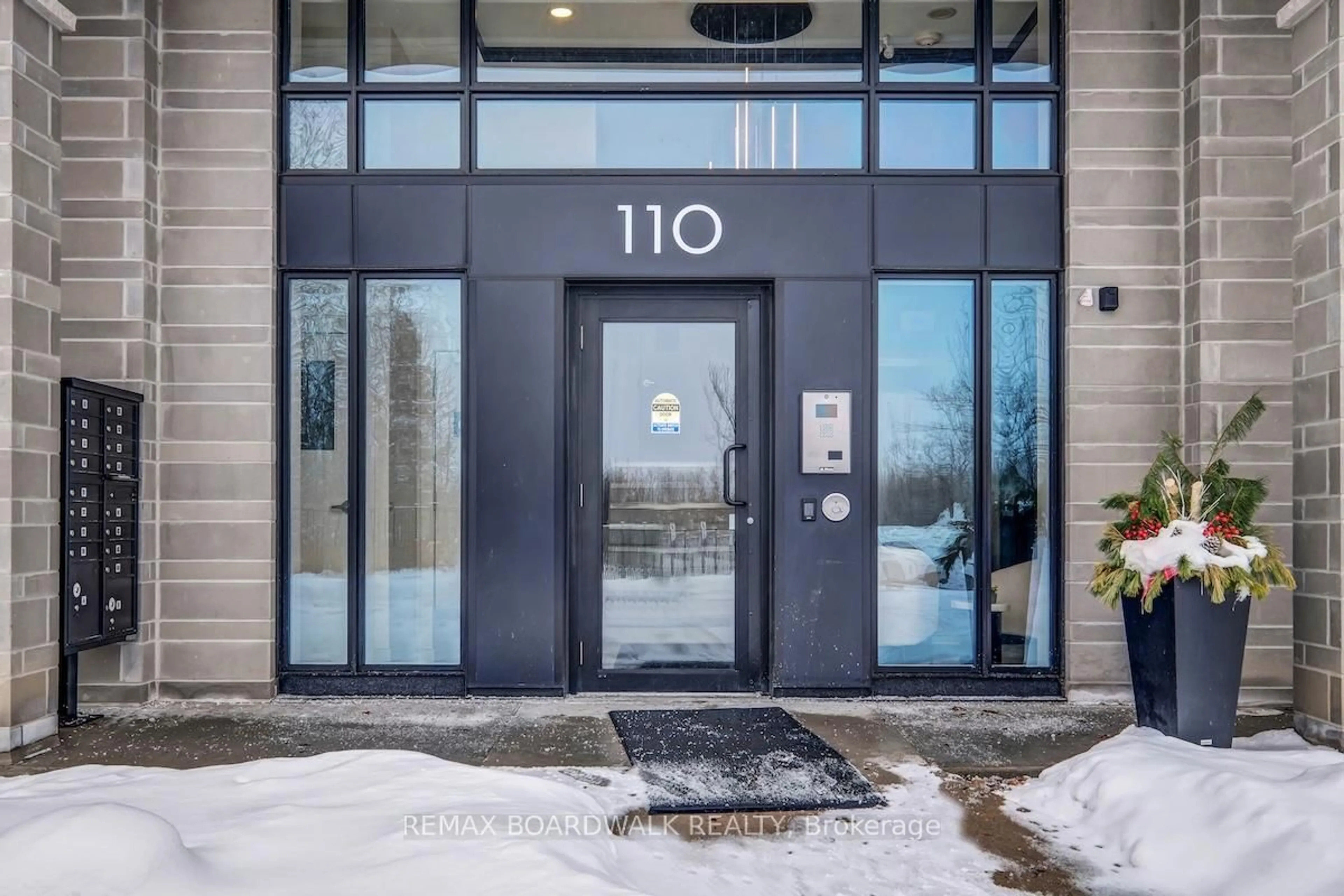 Indoor foyer for 110 Cortile Private #201, Ottawa Ontario K1V 2S8