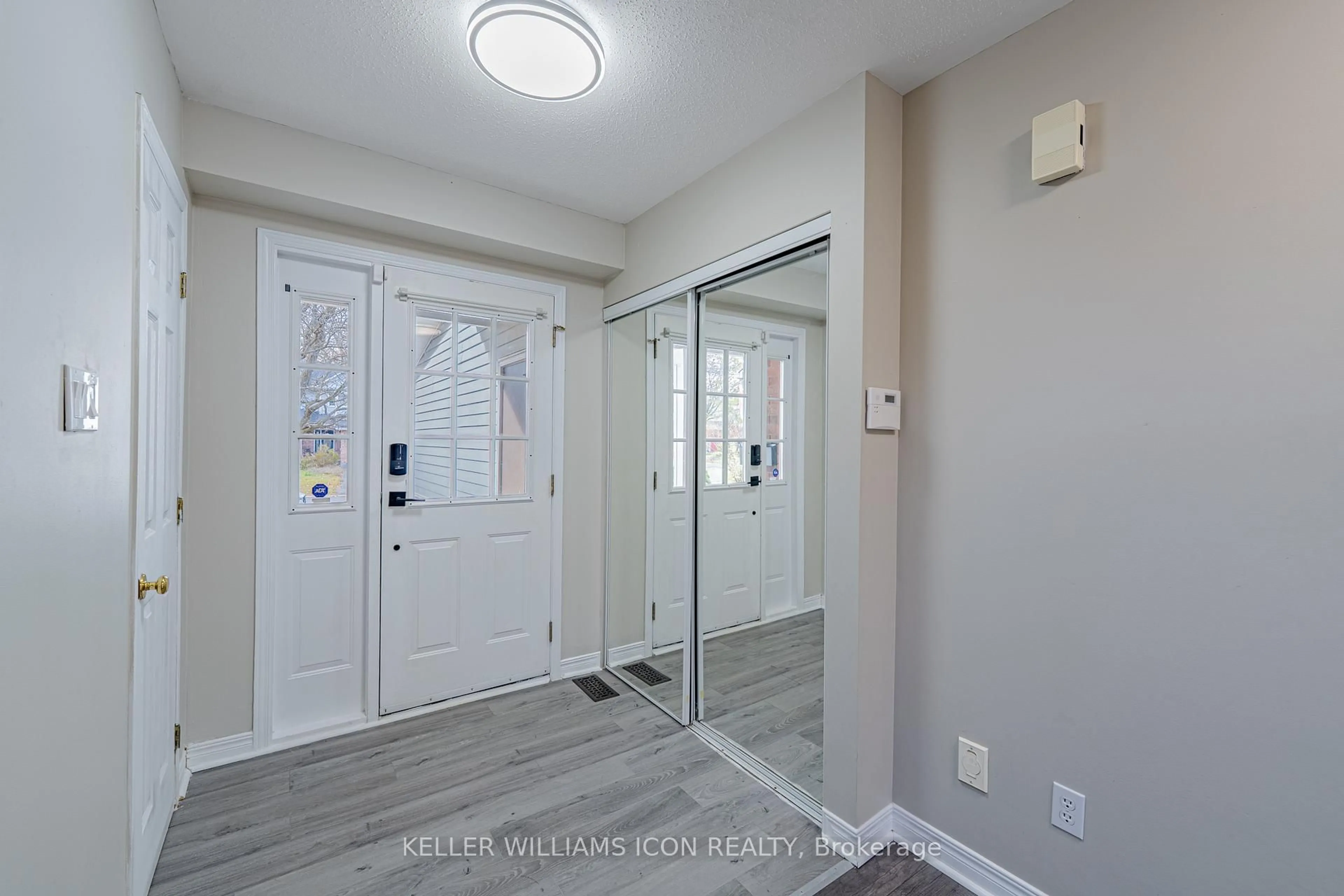 Indoor entryway for 48 Blackdome Cres, Ottawa Ontario K2T 1A9