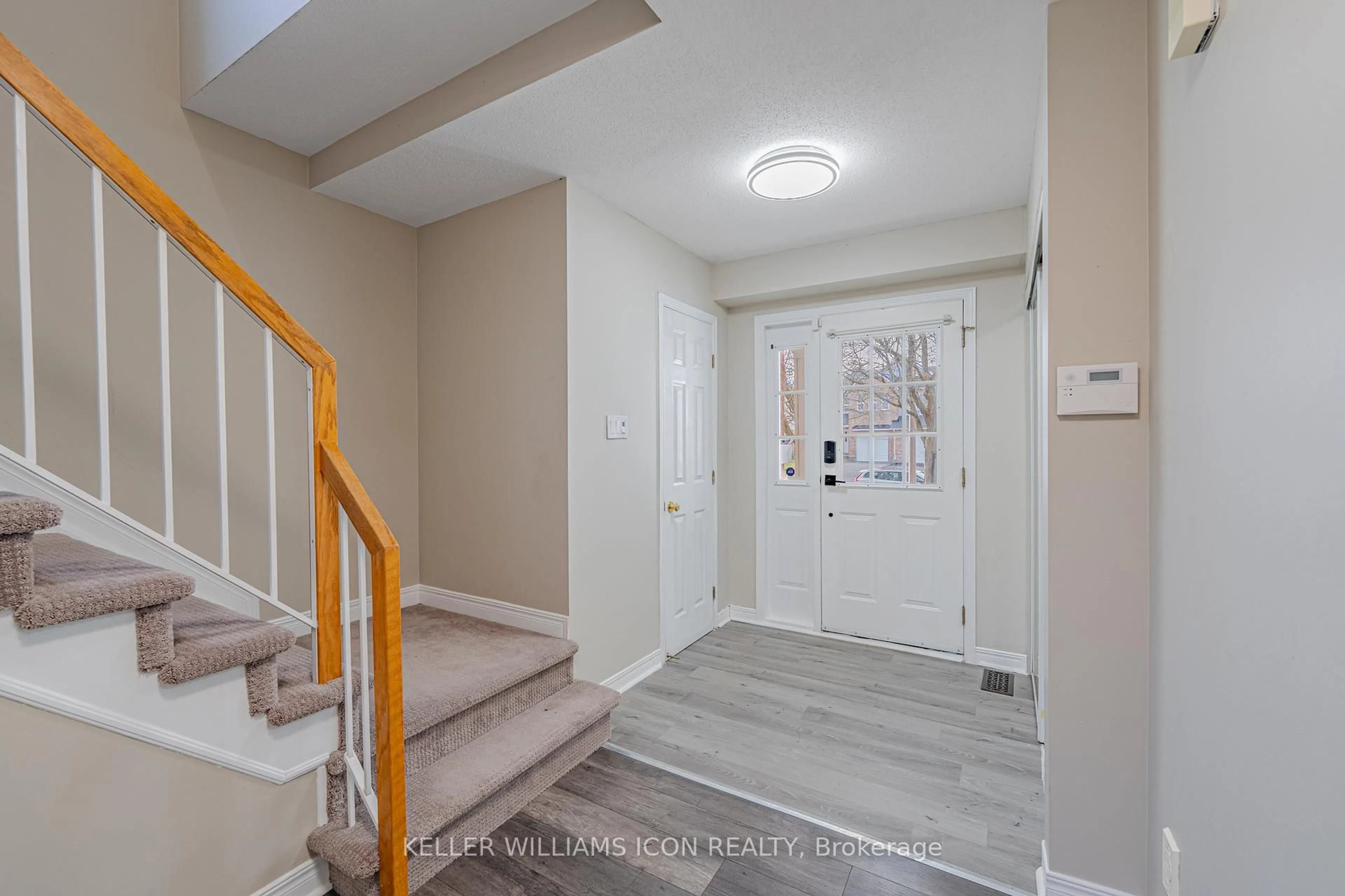 Indoor entryway for 48 Blackdome Cres, Ottawa Ontario K2T 1A9