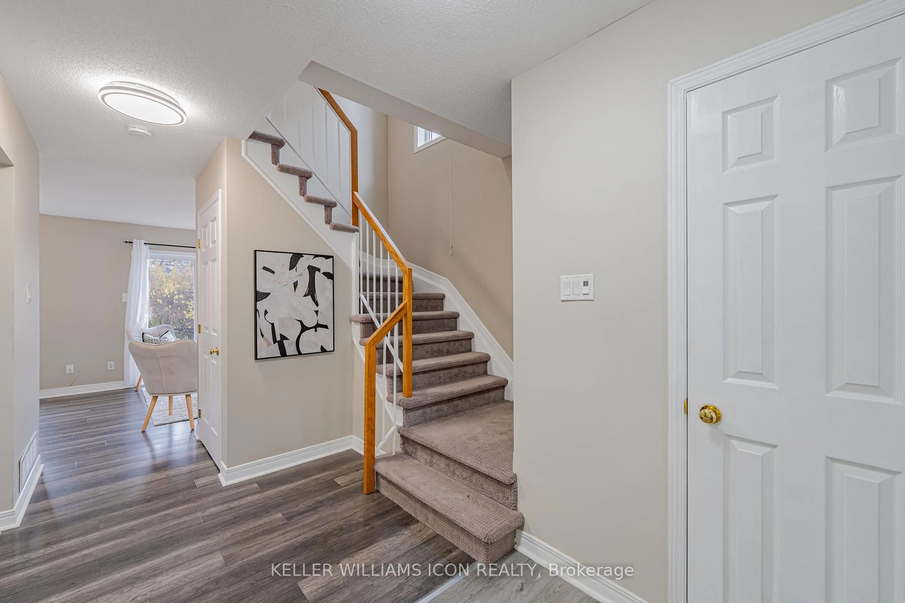 Indoor entryway for 48 Blackdome Cres, Ottawa Ontario K2T 1A9