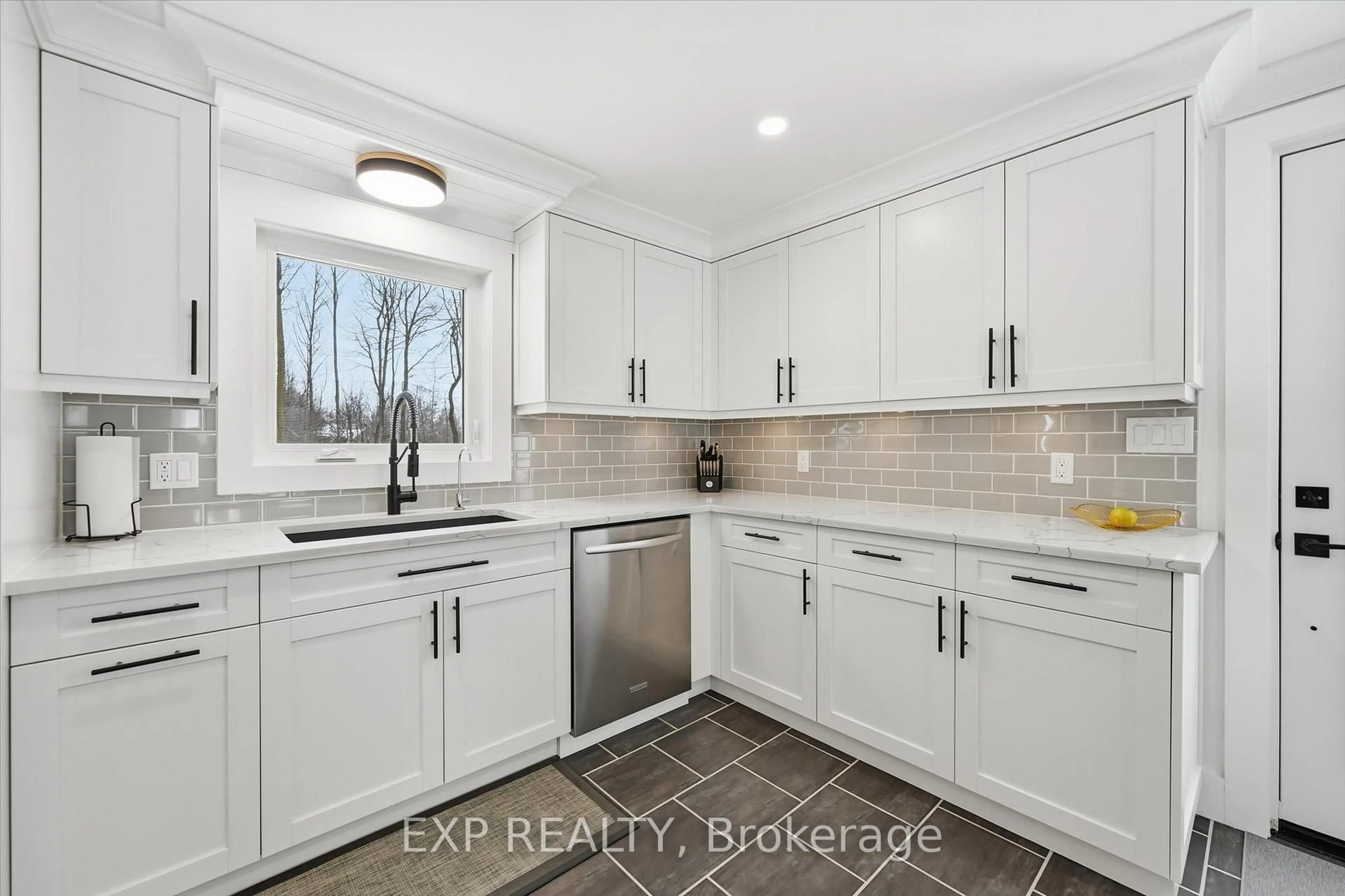 Open concept kitchen, ceramic/tile floor for 220 5th Line, Haldimand Ontario N3W 2A5