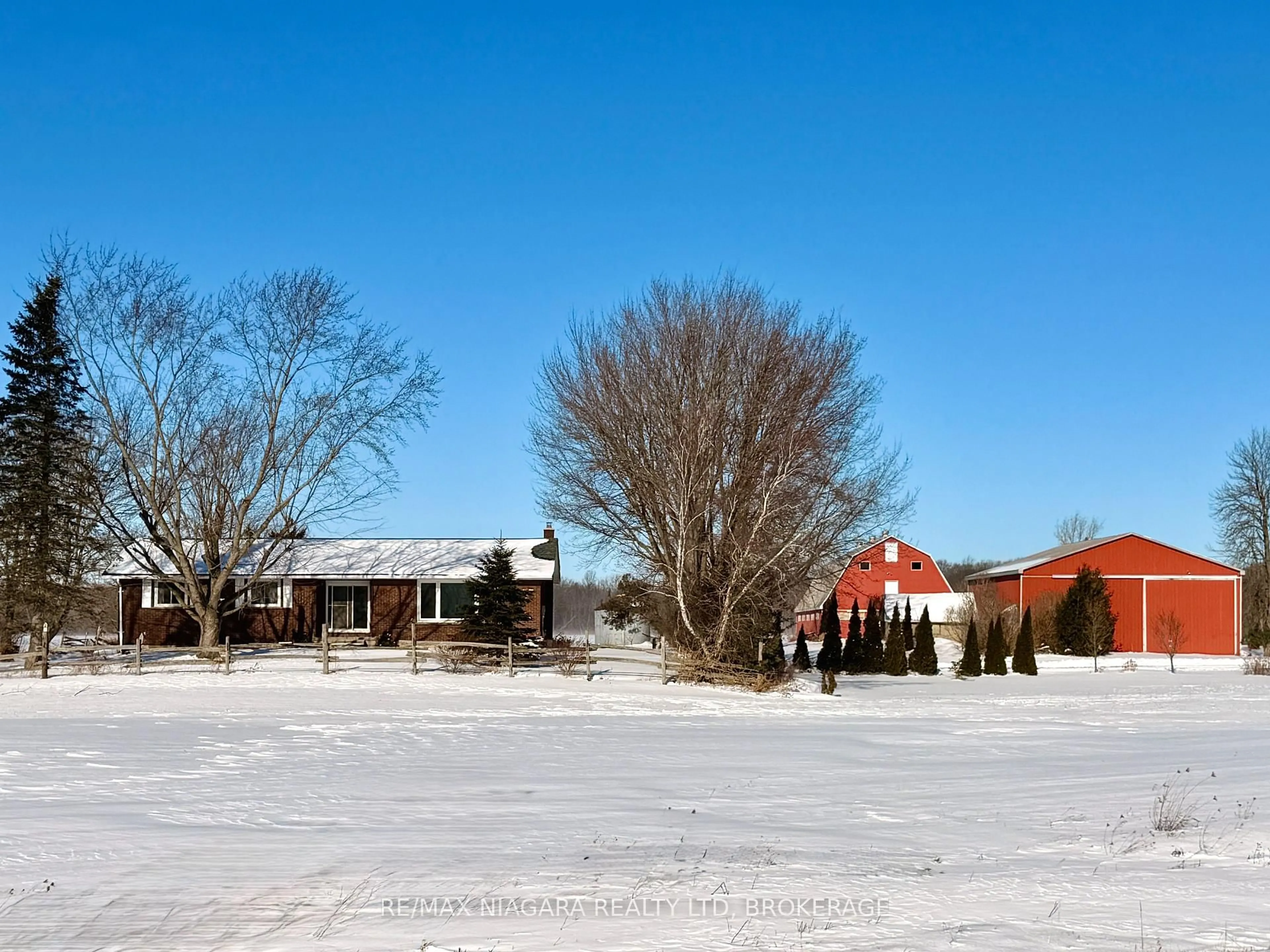 A pic from outside/outdoor area/front of a property/back of a property/a pic from drone, unknown for 32626 Clarendon St, Wainfleet Ontario L0S 1V0