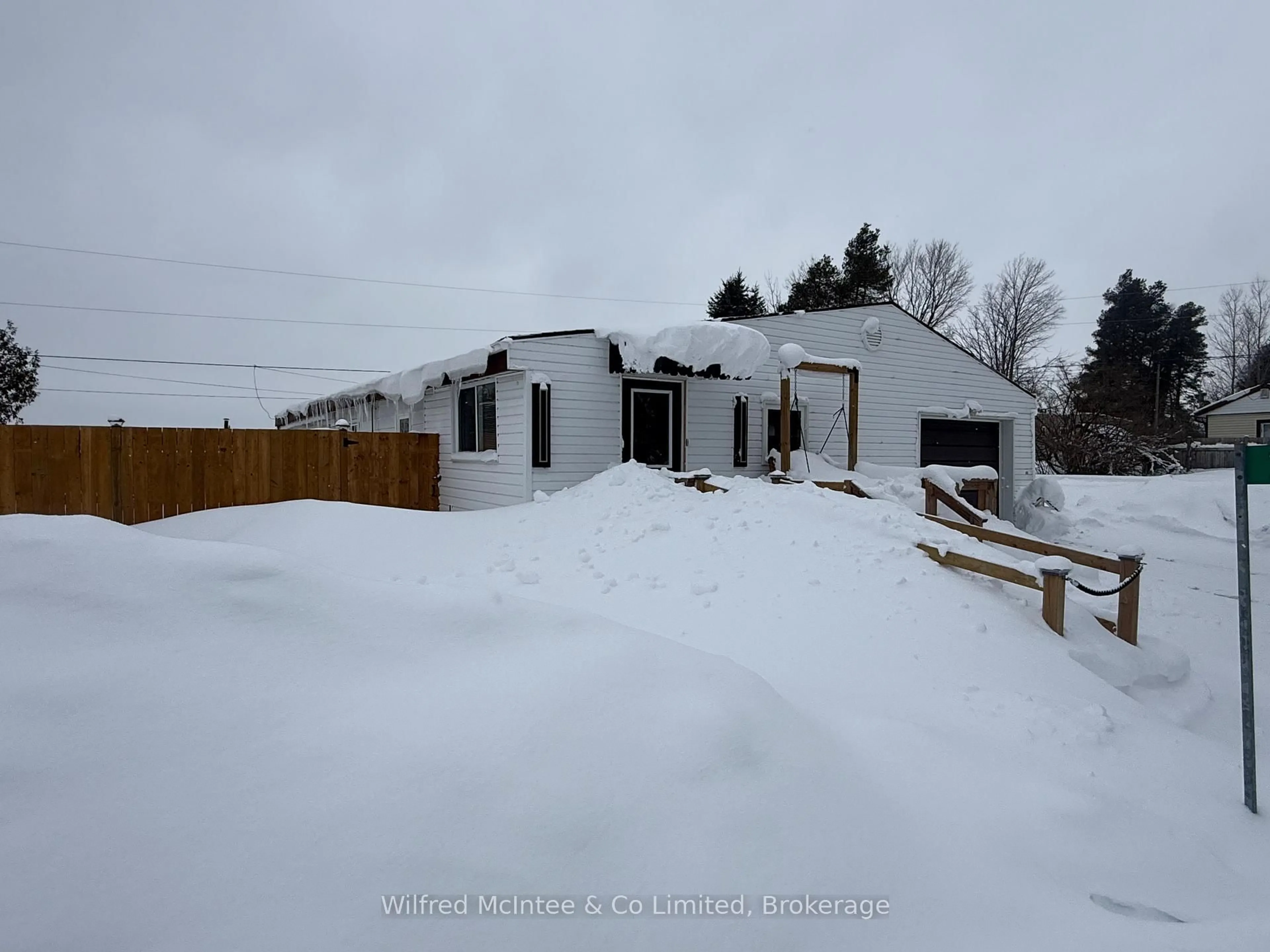 A pic from outside/outdoor area/front of a property/back of a property/a pic from drone, street for 23 Bluejay Crt, Brockton Ontario N0G 2V0