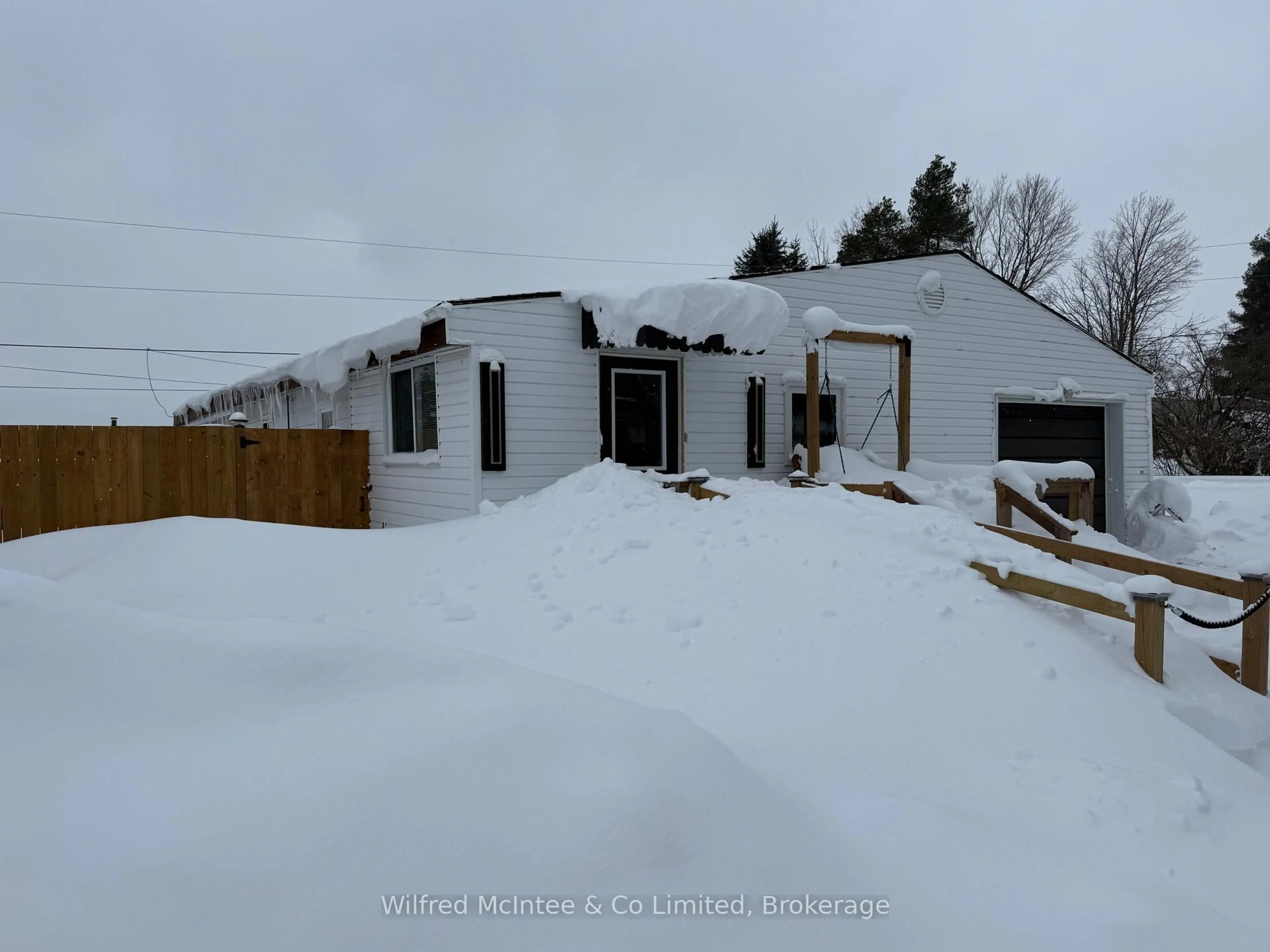 A pic from outside/outdoor area/front of a property/back of a property/a pic from drone, street for 23 Bluejay Crt, Brockton Ontario N0G 2V0