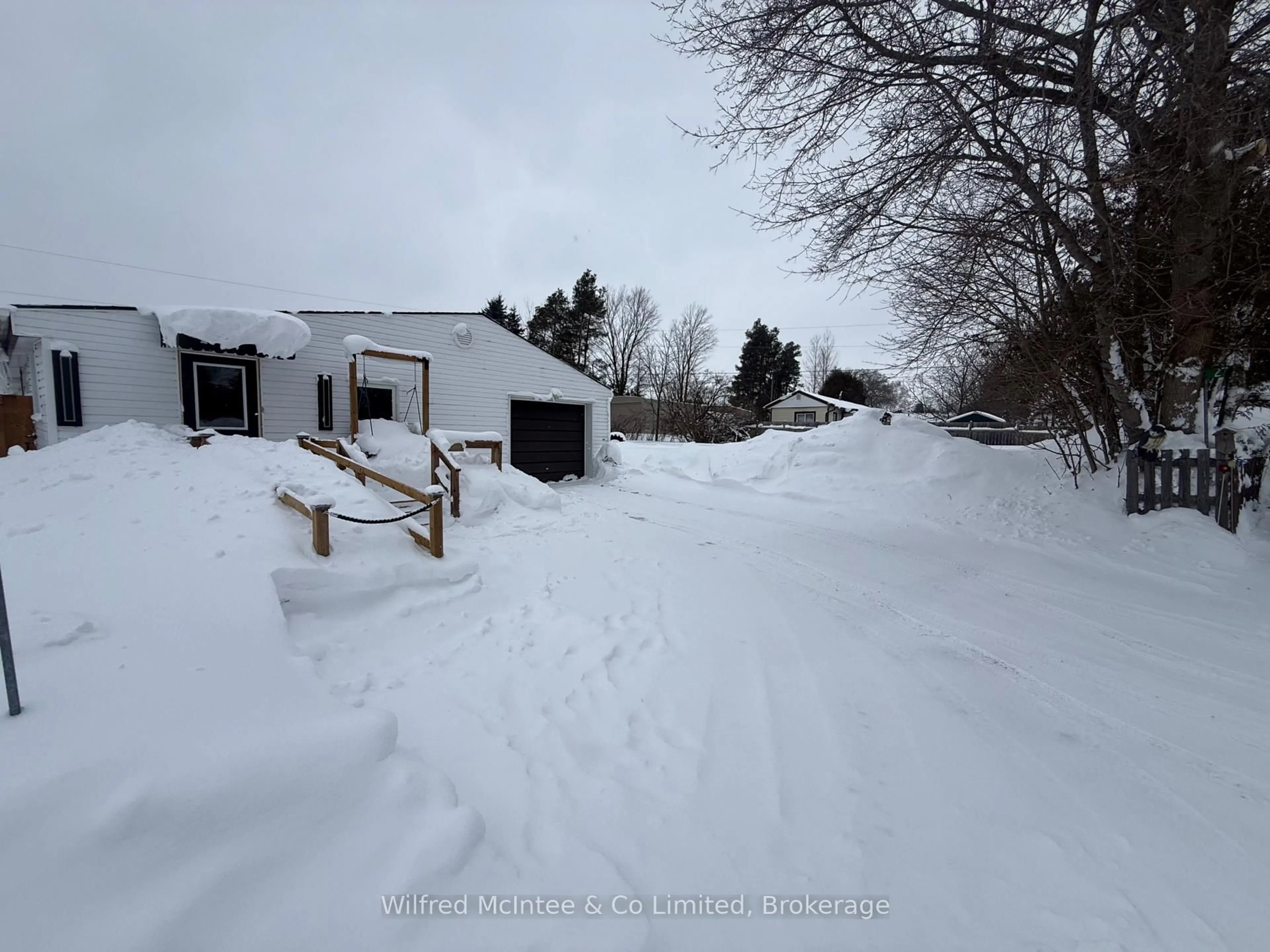 A pic from outside/outdoor area/front of a property/back of a property/a pic from drone, street for 23 Bluejay Crt, Brockton Ontario N0G 2V0