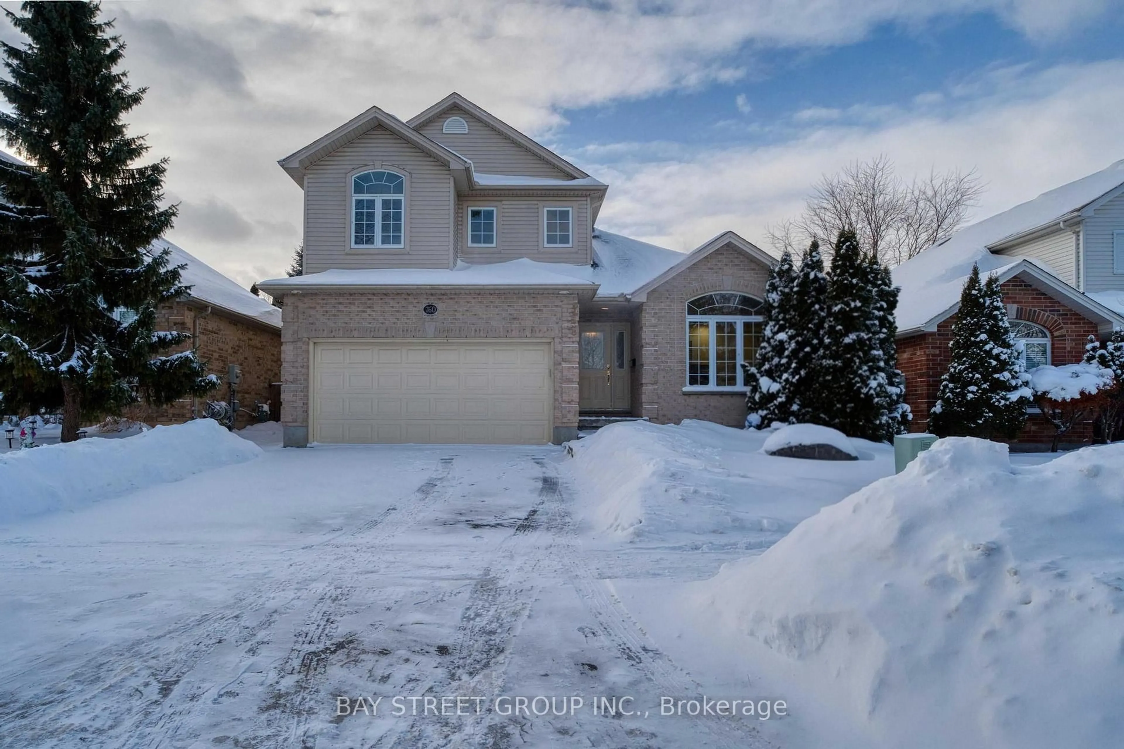 A pic from outside/outdoor area/front of a property/back of a property/a pic from drone, street for 760 GUILDWOOD Blvd, London North Ontario N6H 5P4