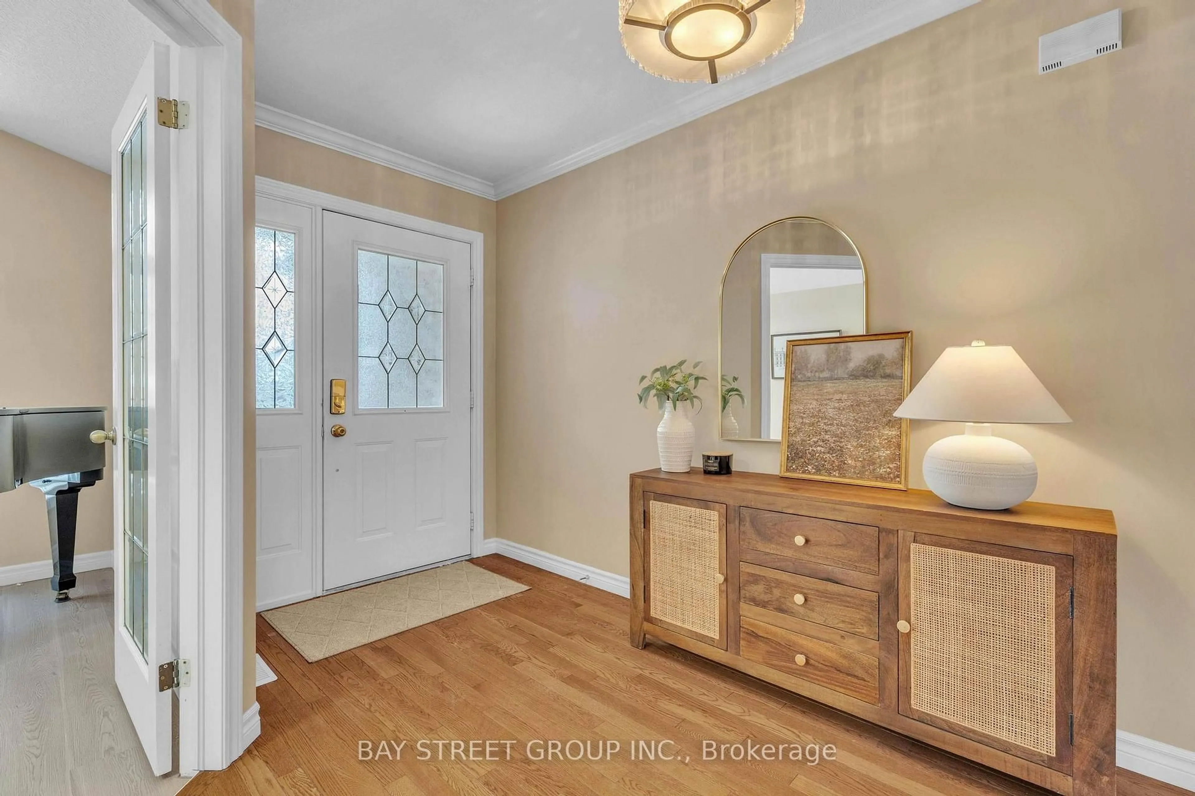 Indoor entryway for 760 GUILDWOOD Blvd, London North Ontario N6H 5P4