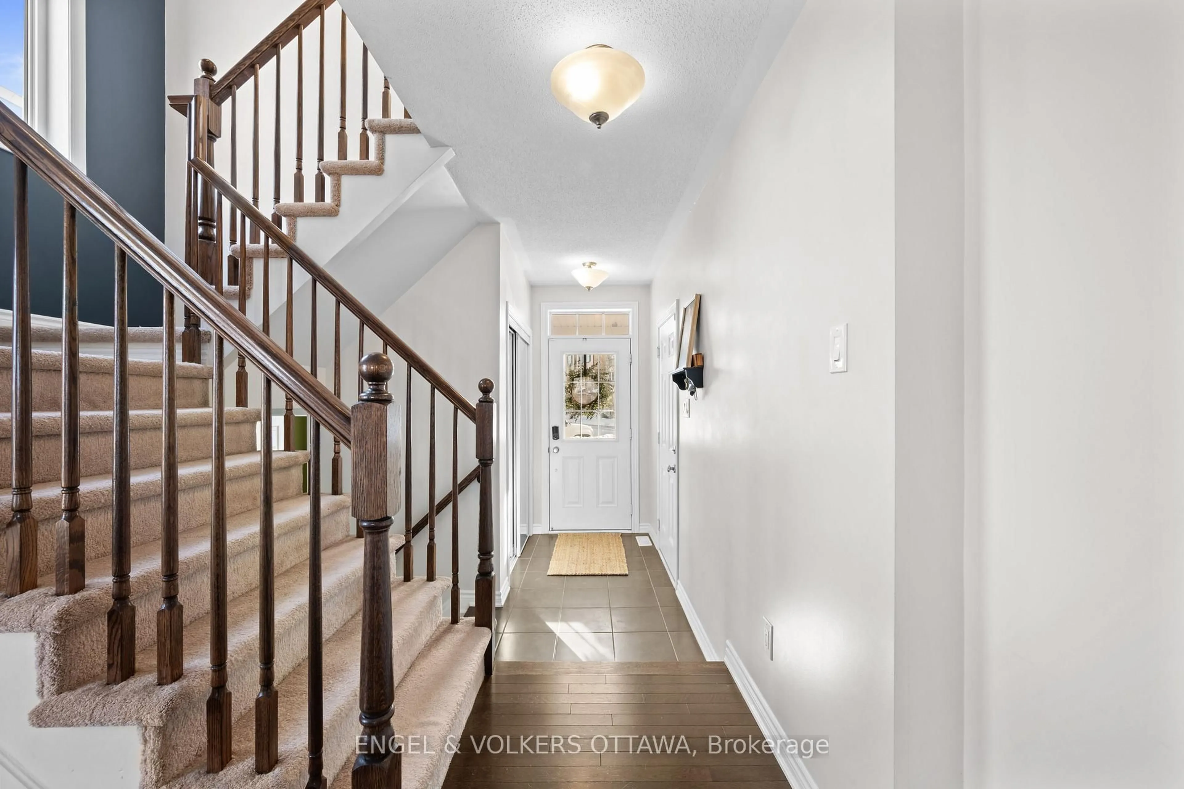 Indoor entryway for 719 Maloja Way, Ottawa Ontario K2S 0N6