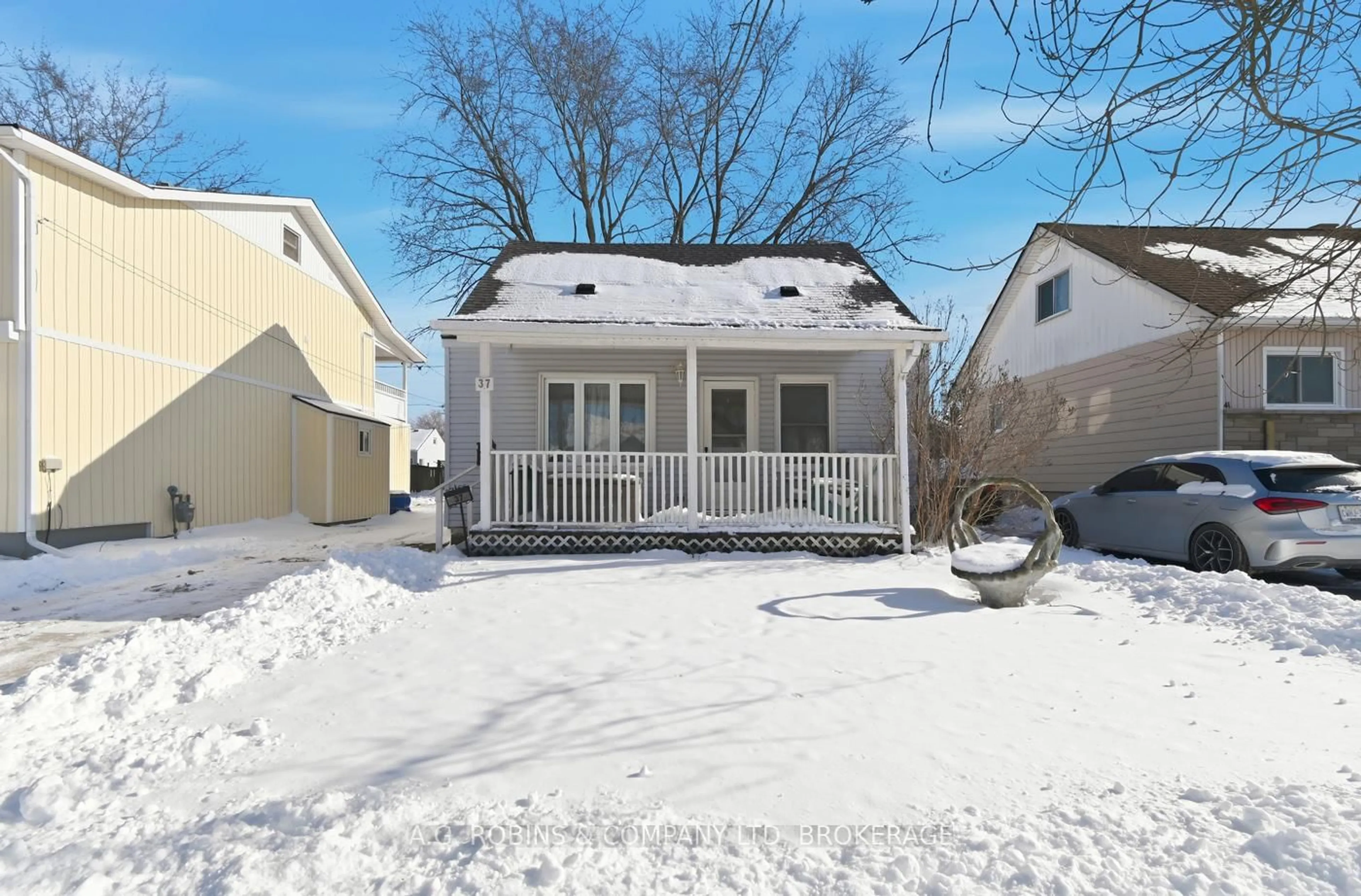 Patio, street for 37 McNaughton Rd, Welland Ontario L3B 2R4