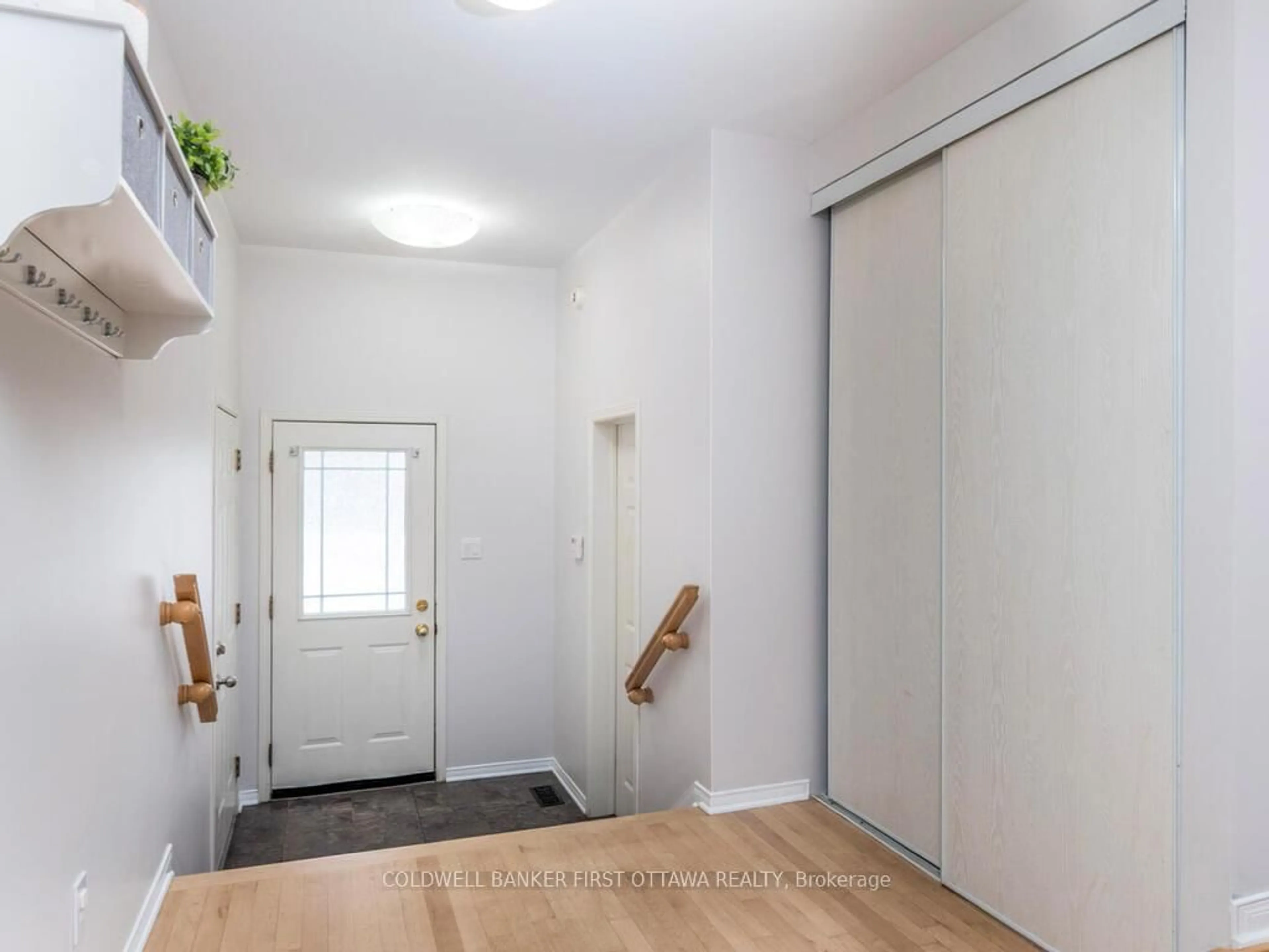 Indoor entryway for 241 Meadowbreeze Dr, Ottawa Ontario K2M 3A6