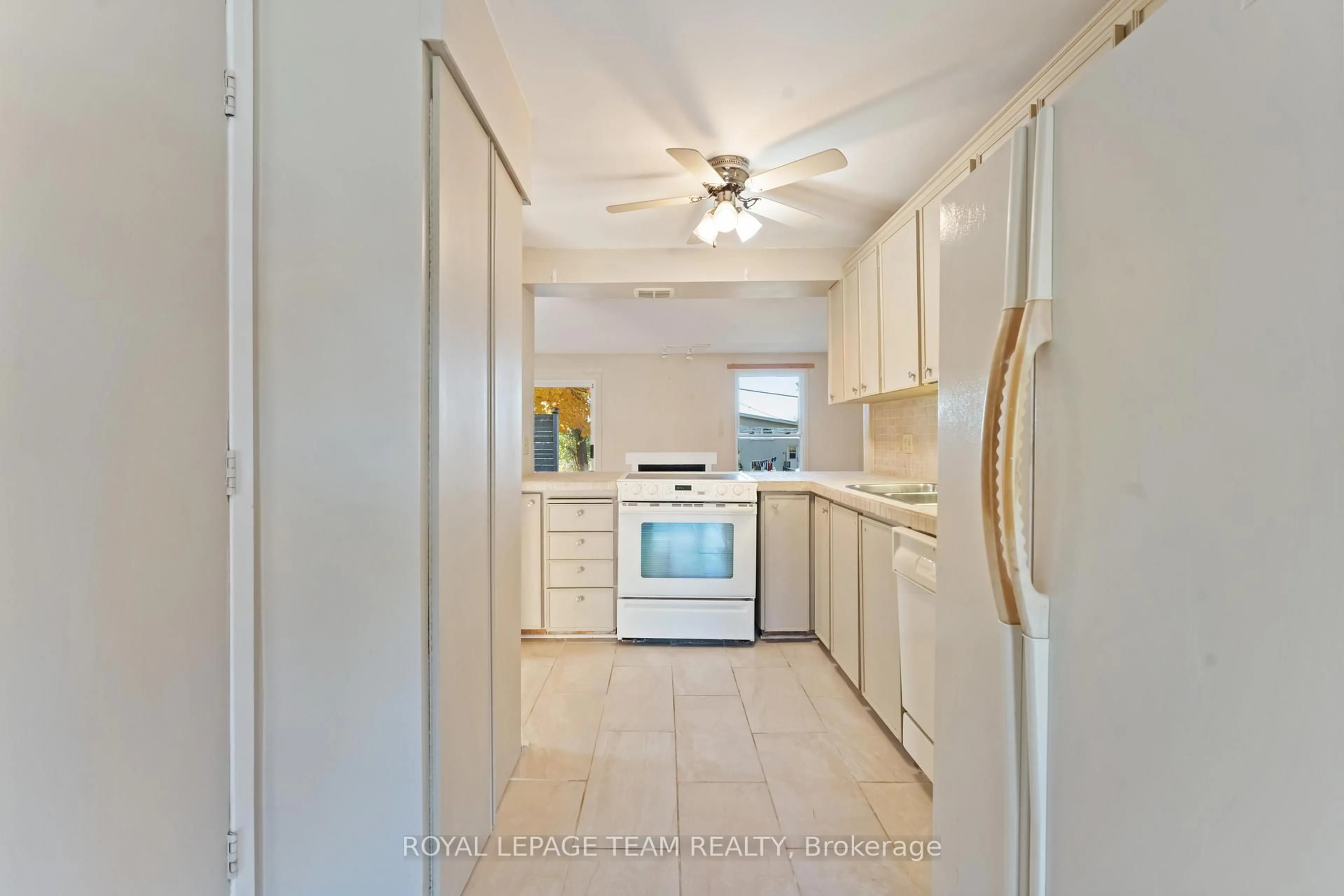 Standard kitchen, ceramic/tile floor for 1094 Alenmede Cres, Ottawa Ontario K2B 8H3