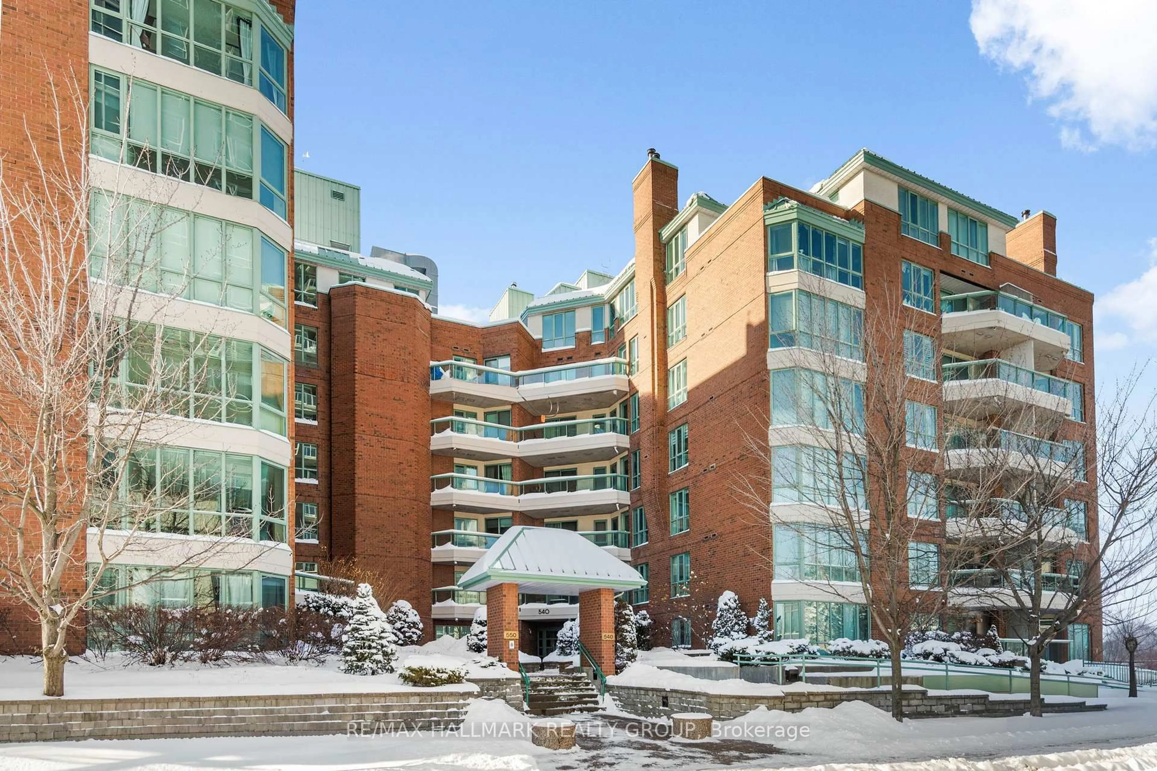 Indoor foyer for 540 Cambridge St #211, Ottawa Ontario K1S 5M7