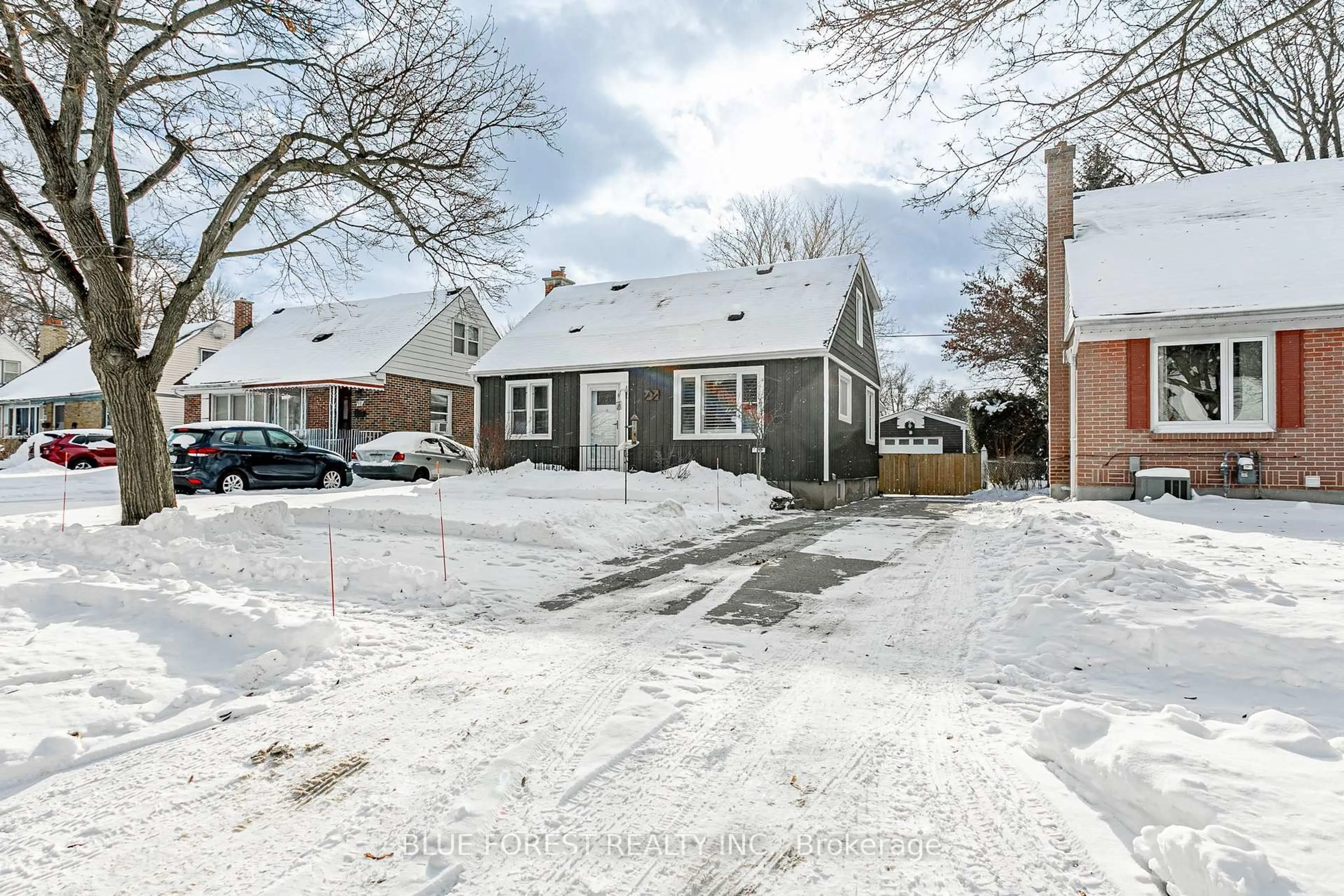 A pic from outside/outdoor area/front of a property/back of a property/a pic from drone, street for 17 Graham Cres, London East Ontario N5W 4L7