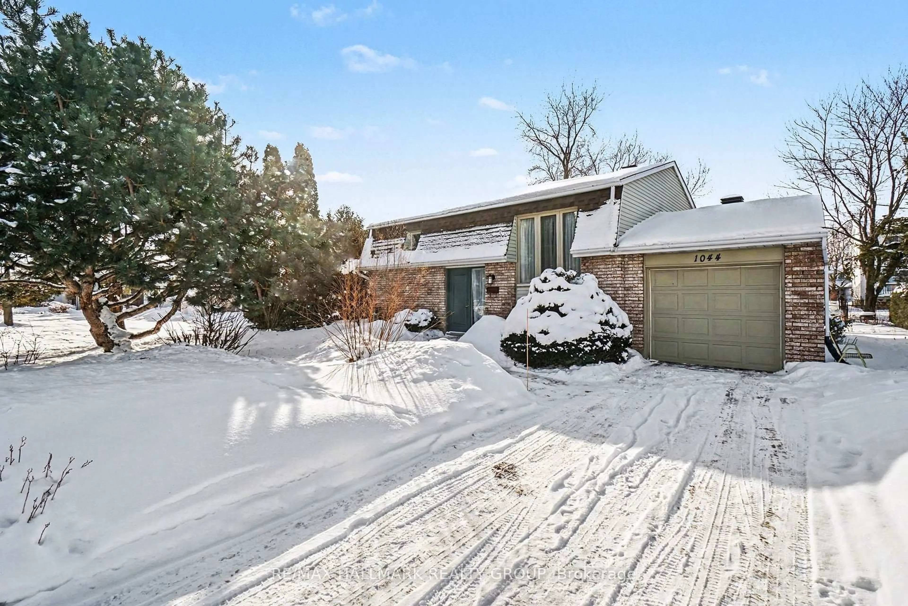 A pic from outside/outdoor area/front of a property/back of a property/a pic from drone, street for 1044 Adley Rd, Ottawa Ontario K1J 8B9