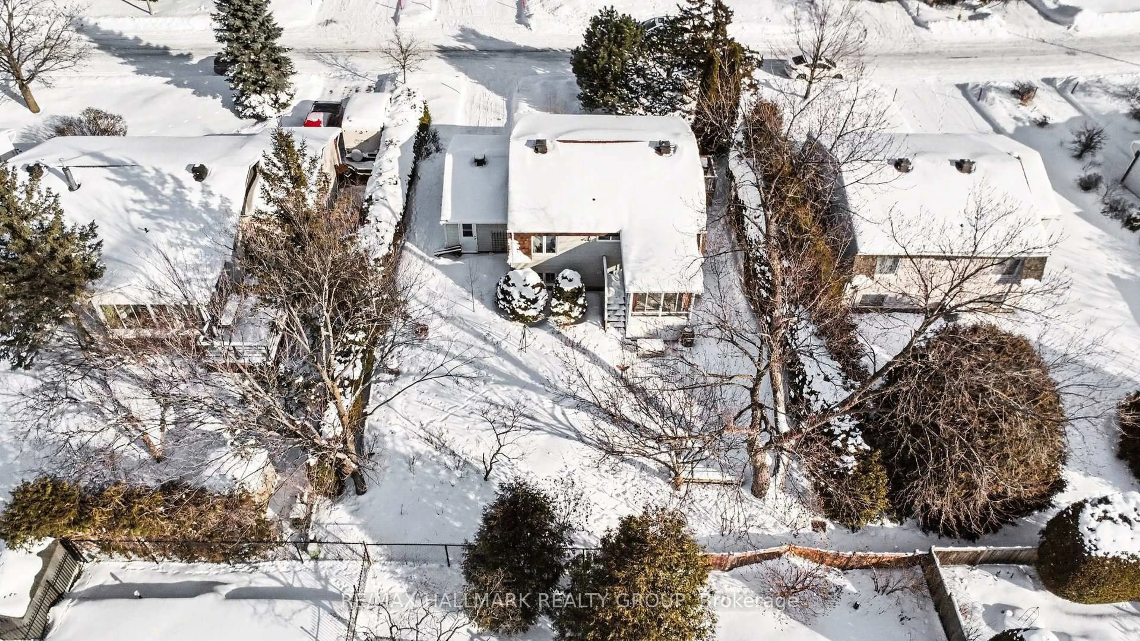 A pic from outside/outdoor area/front of a property/back of a property/a pic from drone, street for 1044 Adley Rd, Ottawa Ontario K1J 8B9