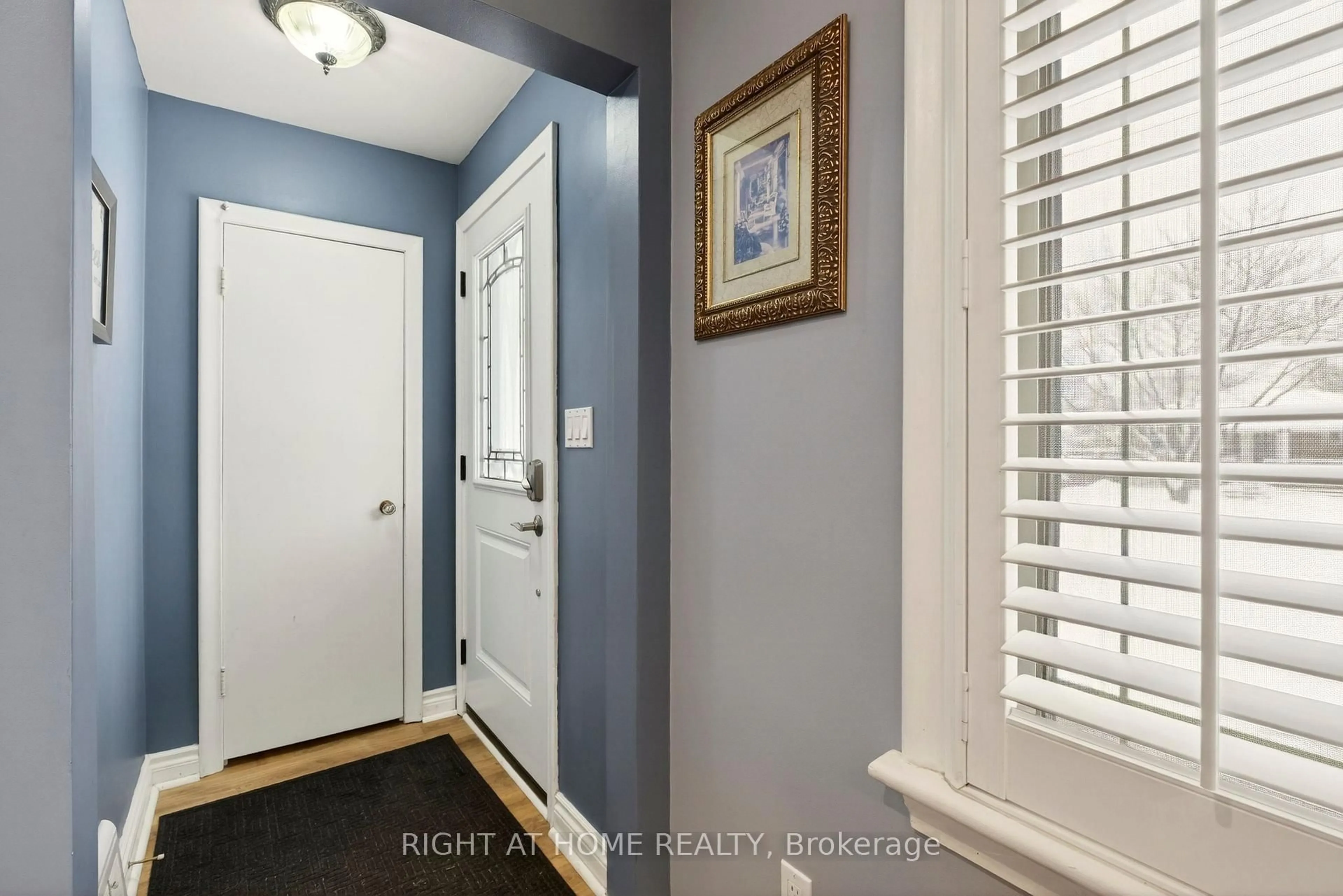 Indoor entryway for 168 East 45th St, Hamilton Ontario L8T 3K3