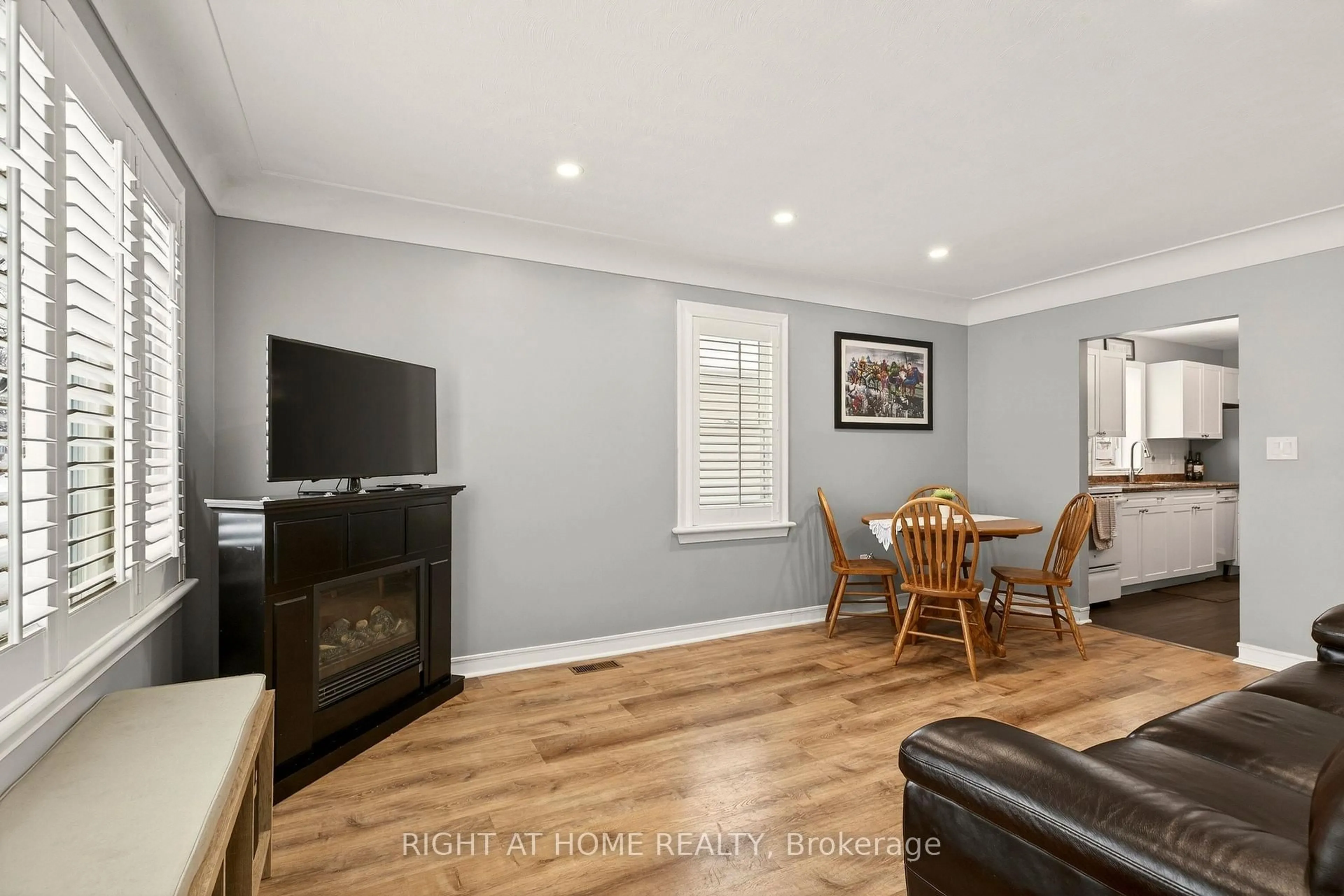 Living room with furniture, wood/laminate floor for 168 East 45th St, Hamilton Ontario L8T 3K3