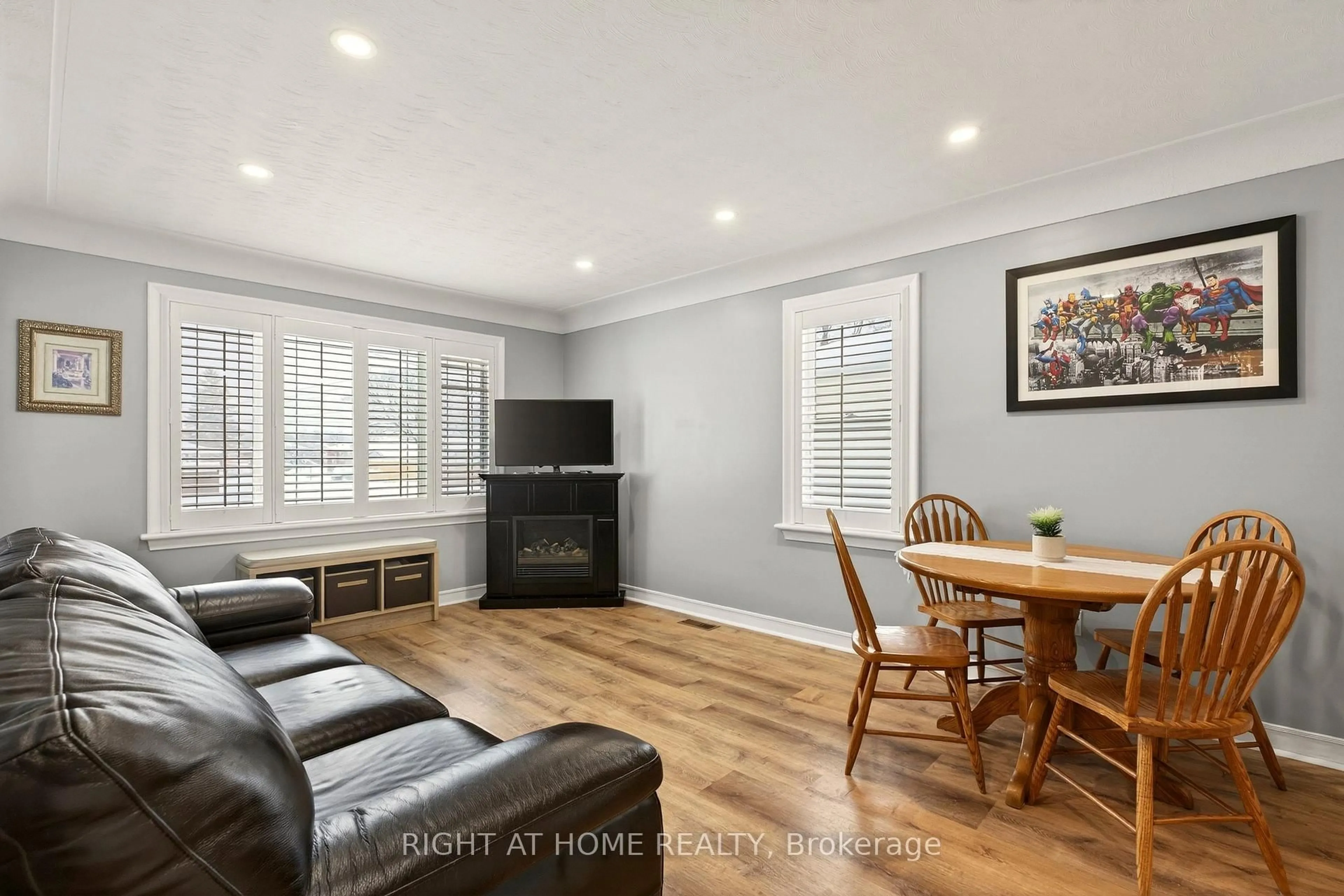 Living room with furniture, wood/laminate floor for 168 East 45th St, Hamilton Ontario L8T 3K3