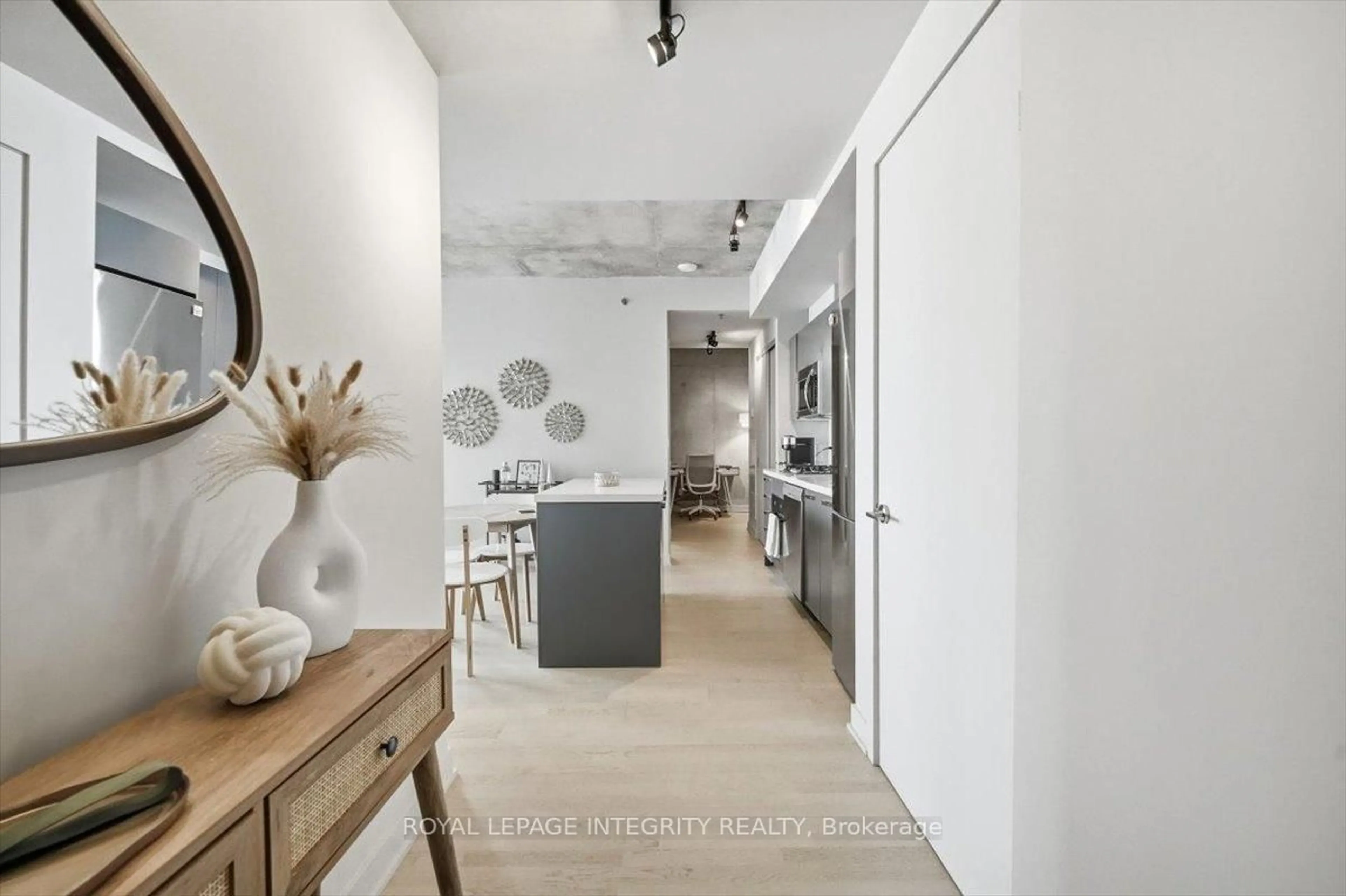 Indoor entryway for 203 Catherine St #602, Ottawa Ontario K2P 1J5