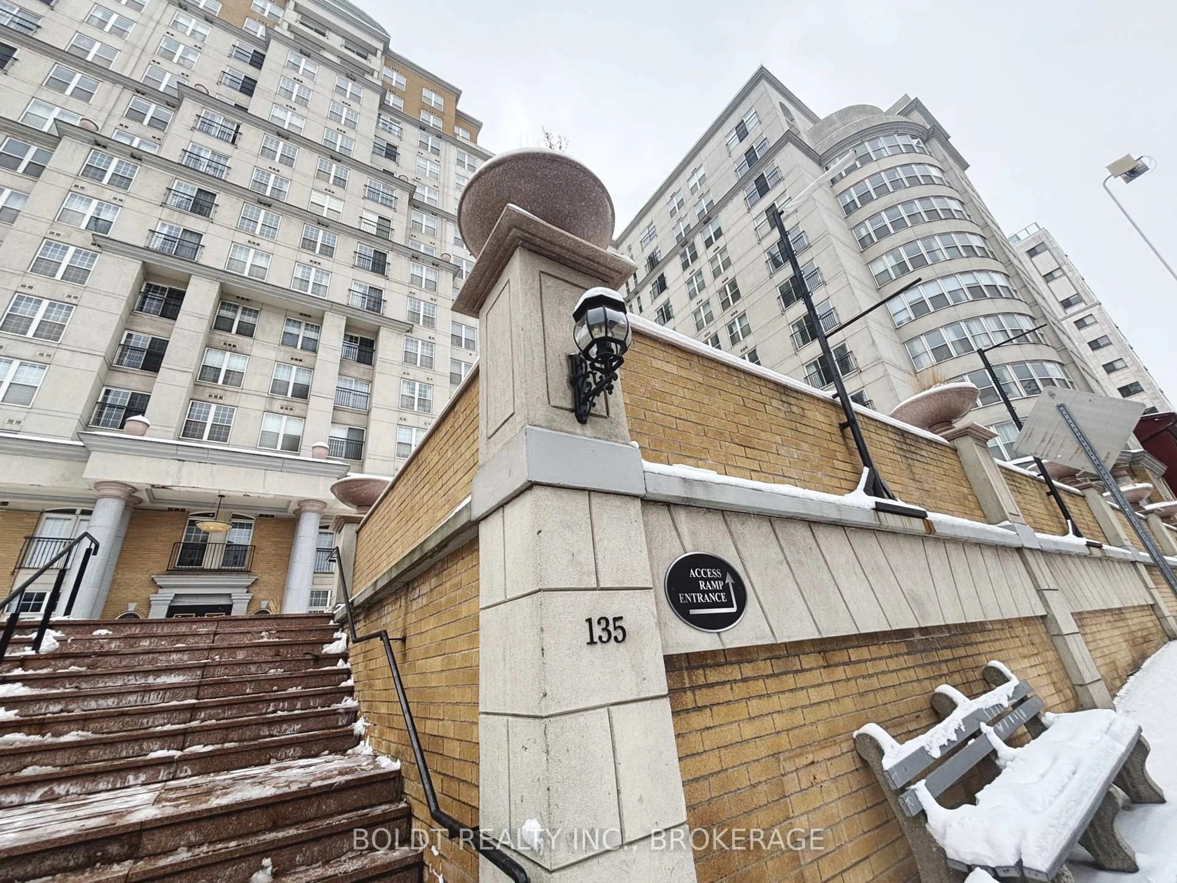 Indoor foyer for 135 James St S 304 St, Hamilton Ontario L8P 2Z6