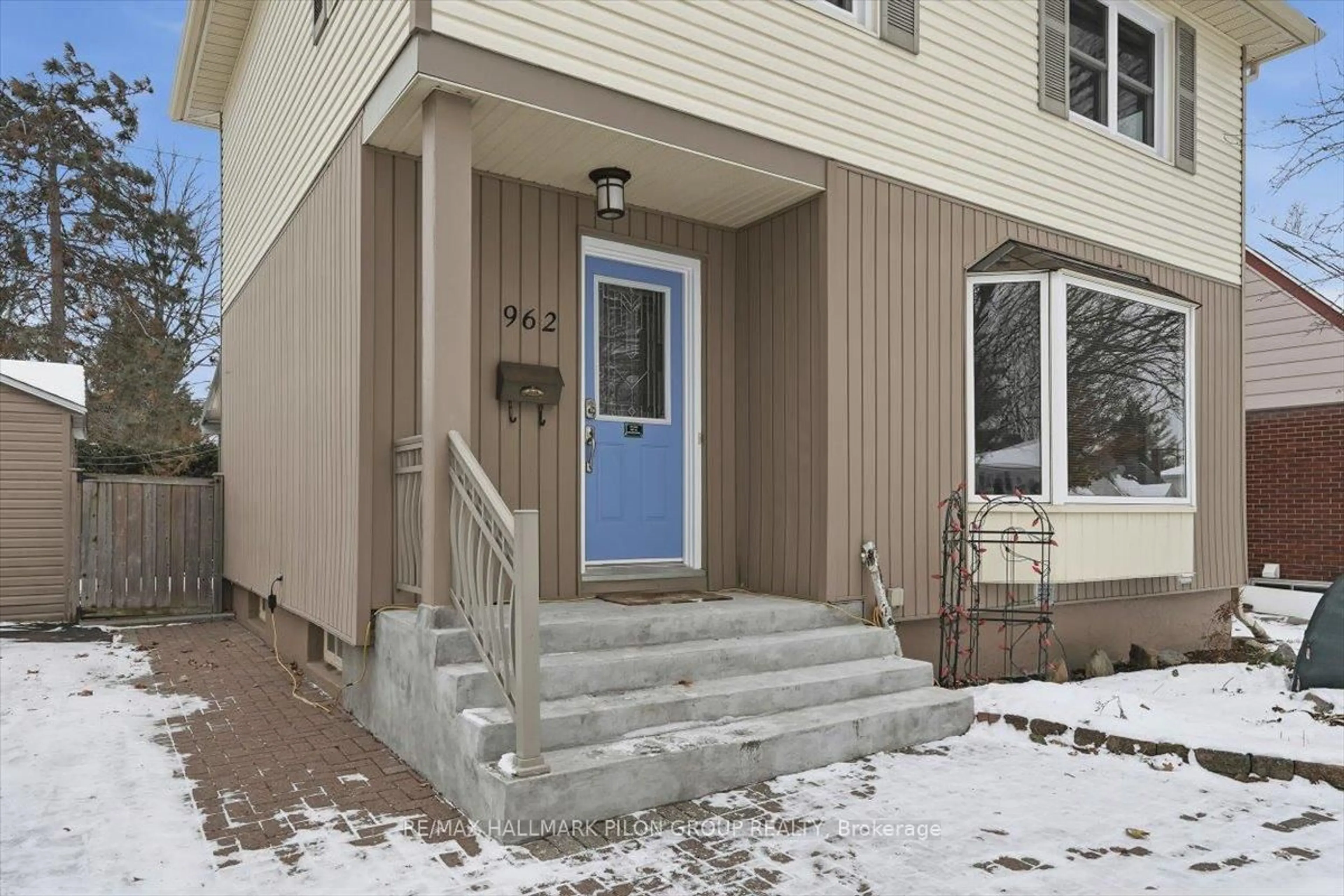 Indoor entryway for 962 Weston Dr, Ottawa Ontario K1G 1X2