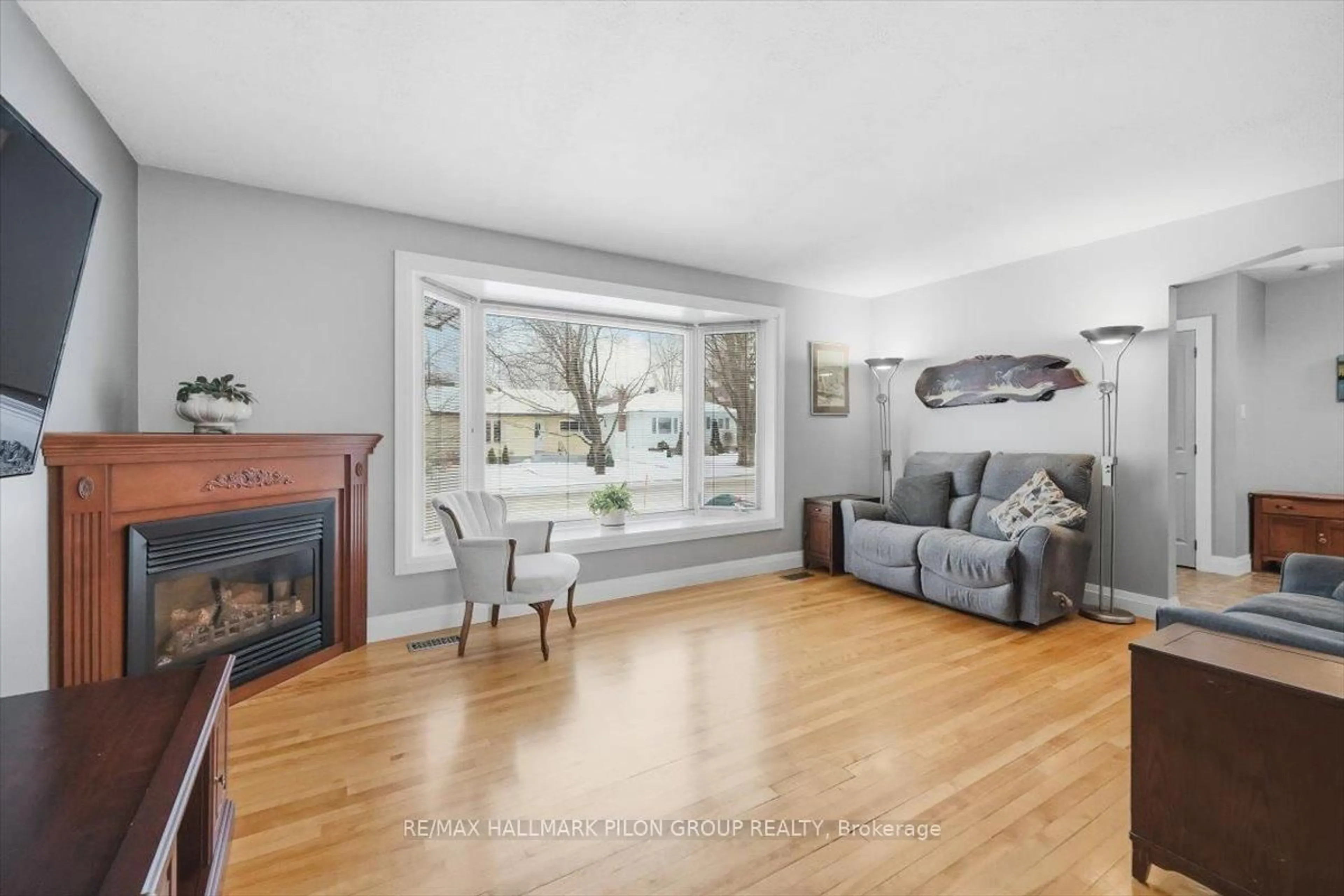 Living room with furniture, unknown for 962 Weston Dr, Ottawa Ontario K1G 1X2