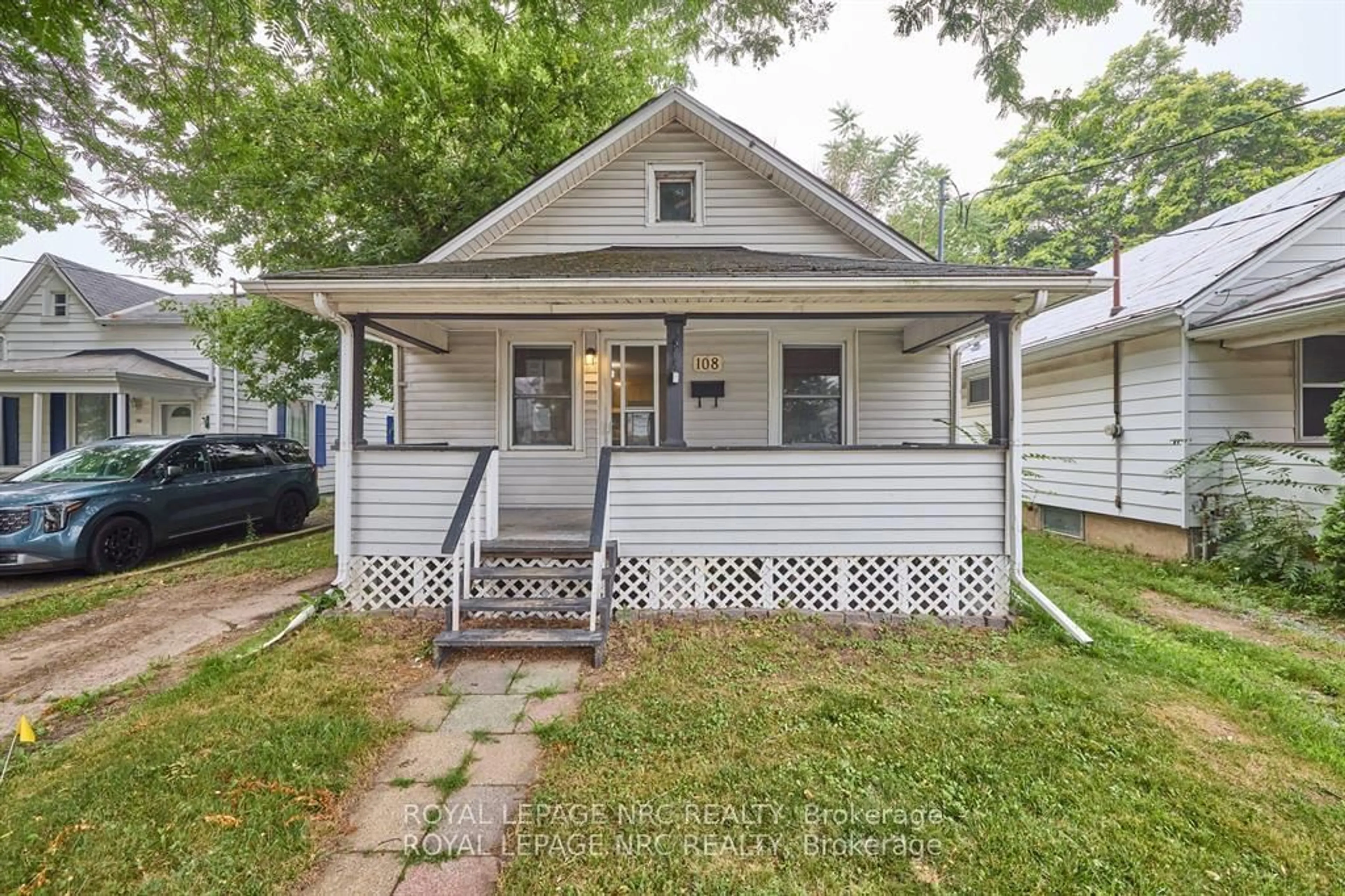 Home with vinyl exterior material, street for 108 Carlton St, St. Catharines Ontario L2R 1R3
