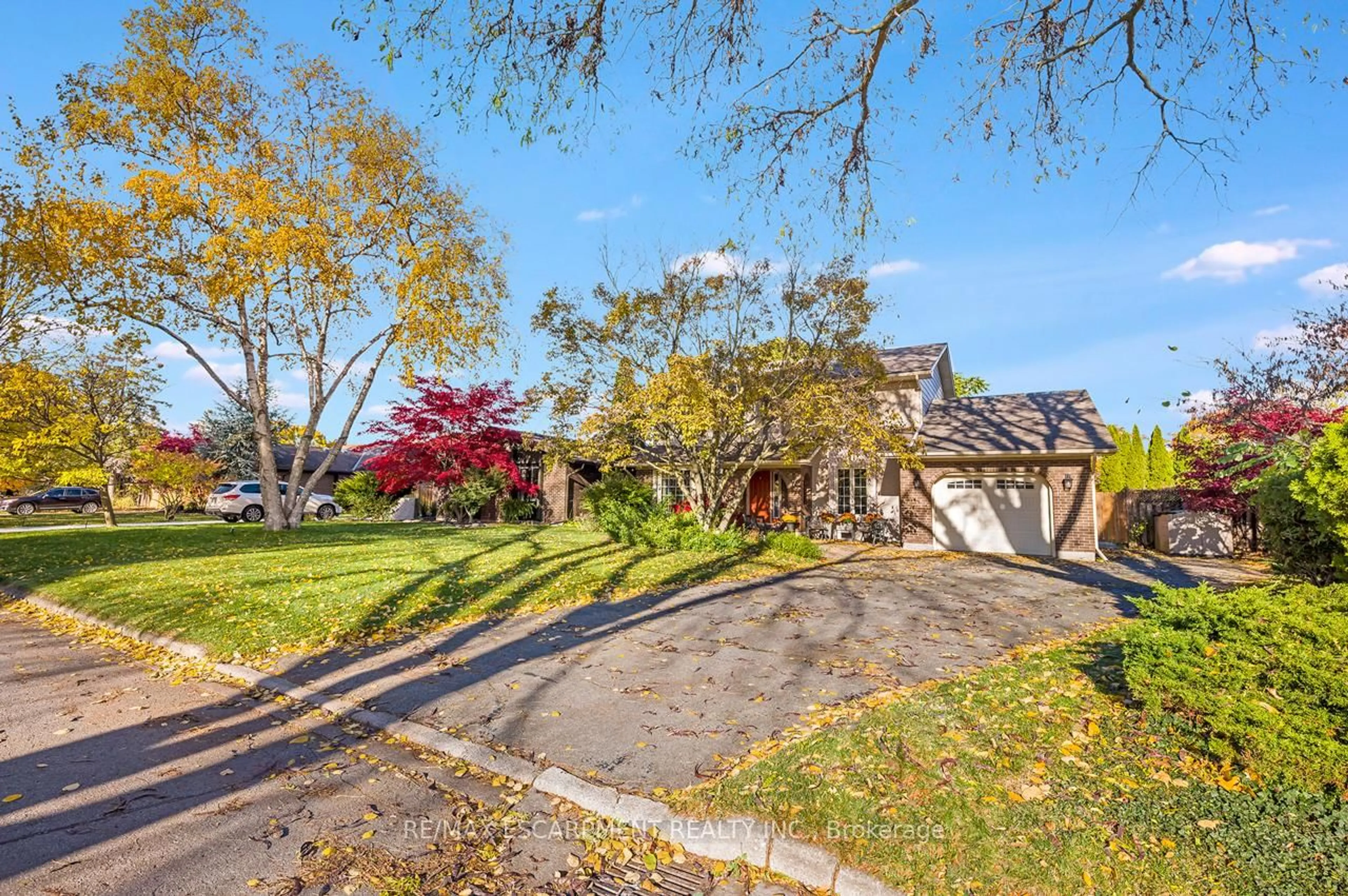 A pic from outside/outdoor area/front of a property/back of a property/a pic from drone, street for 7 OLD OXFORD Rd, St. Catharines Ontario L2M 2J7