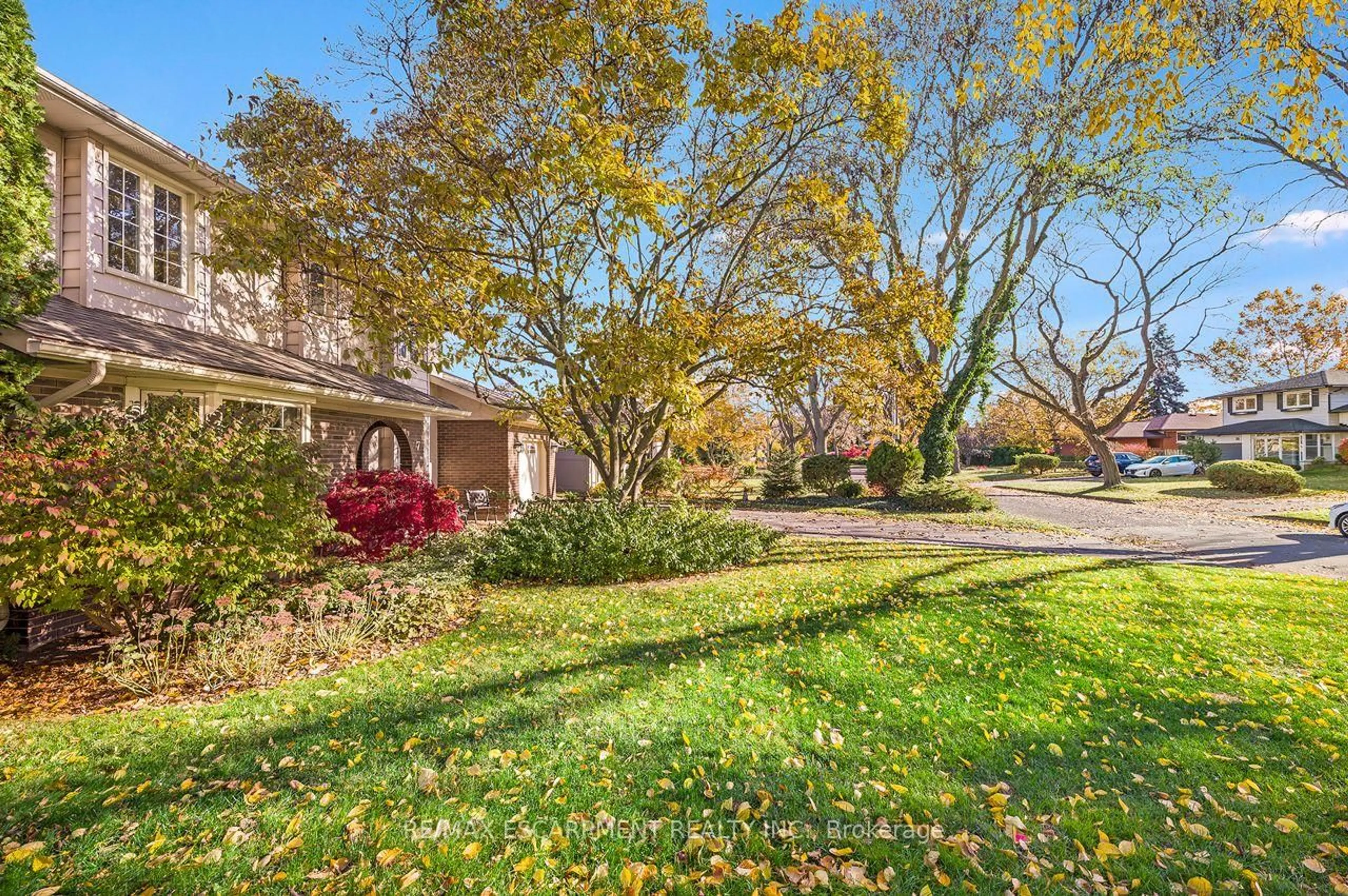 A pic from outside/outdoor area/front of a property/back of a property/a pic from drone, street for 7 OLD OXFORD Rd, St. Catharines Ontario L2M 2J7