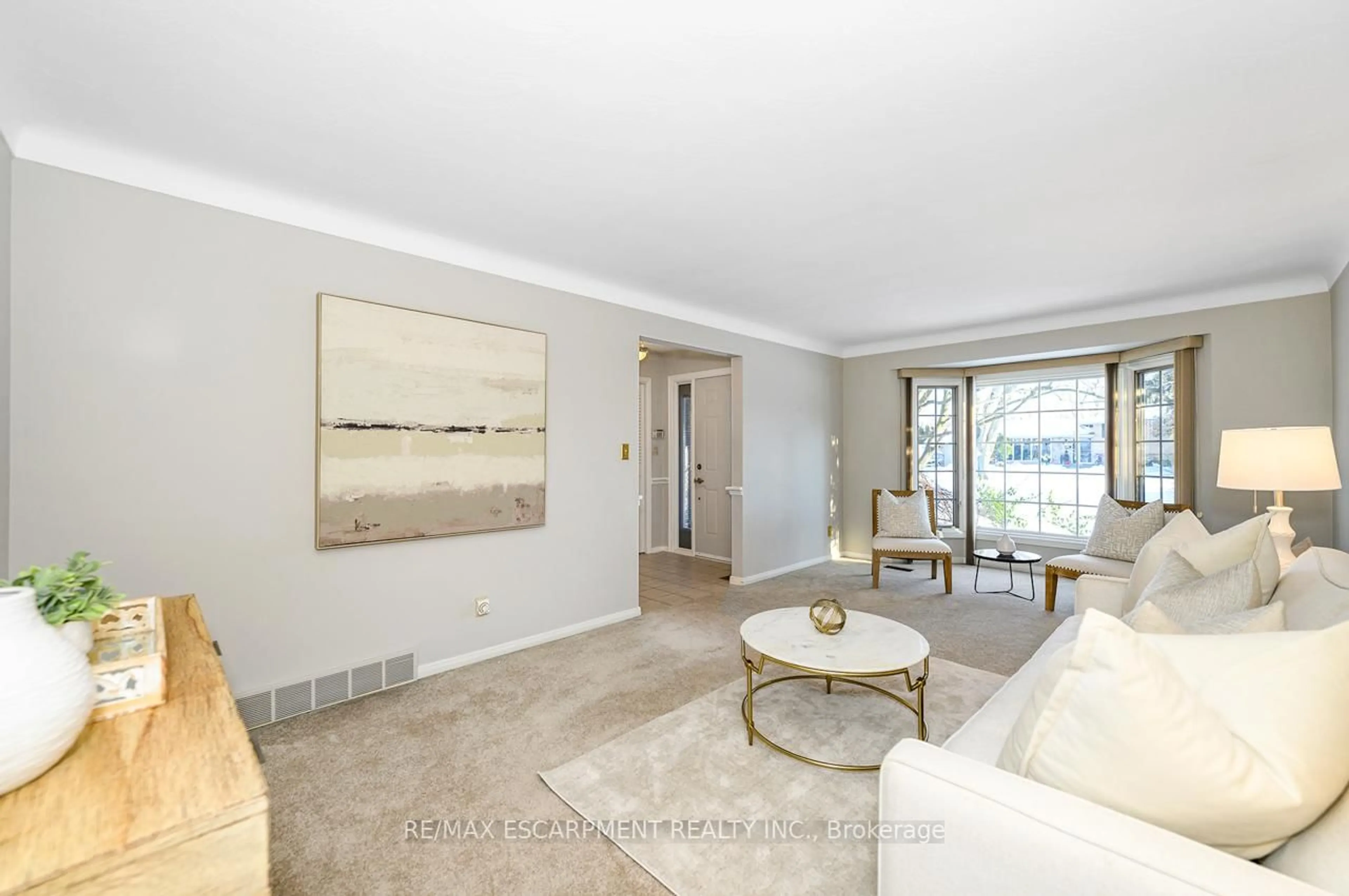 Living room with furniture, unknown for 7 OLD OXFORD Rd, St. Catharines Ontario L2M 2J7