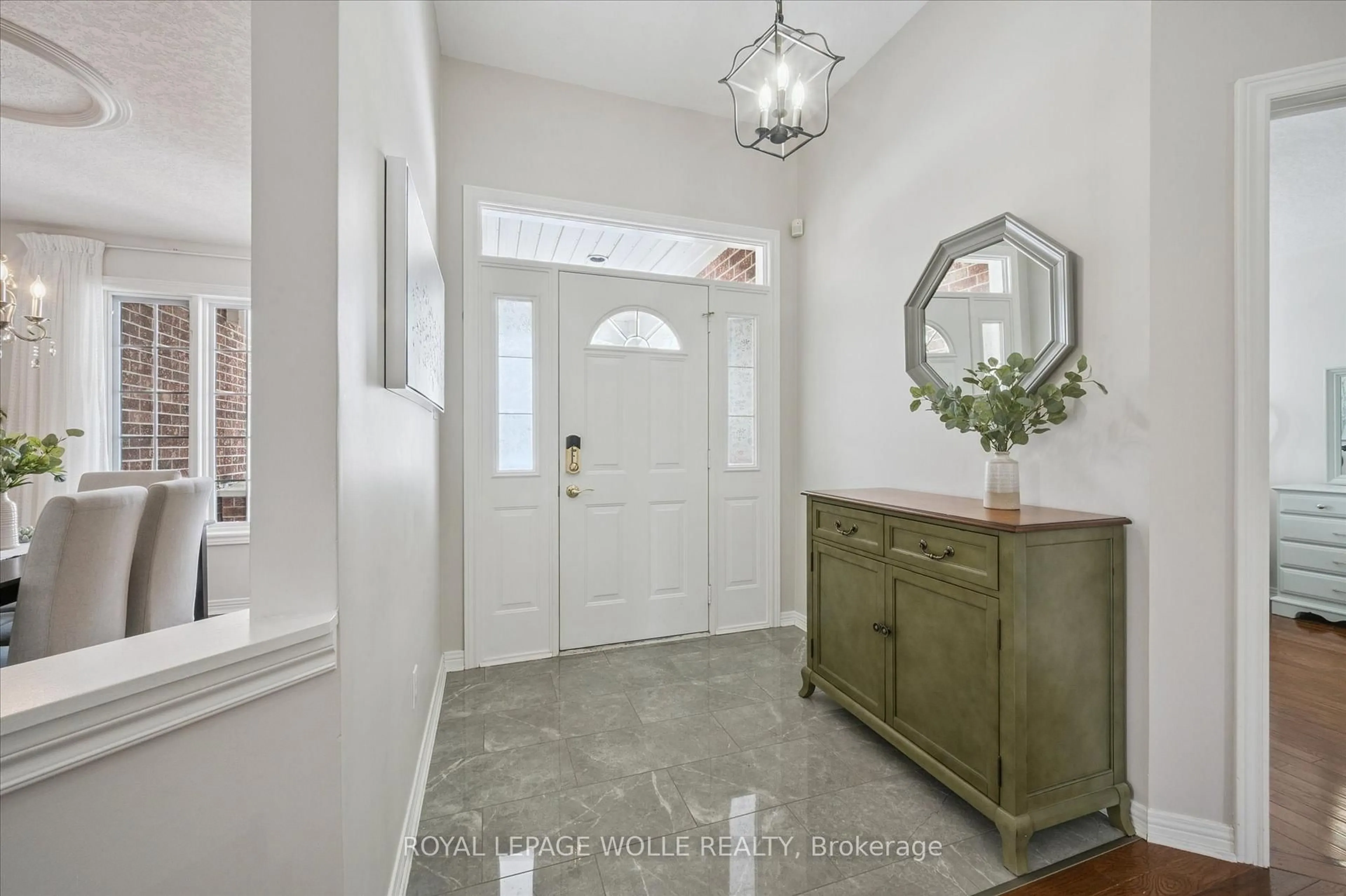 Indoor entryway for 144 Golf Links Dr, Wilmot Ontario N3A 3P1