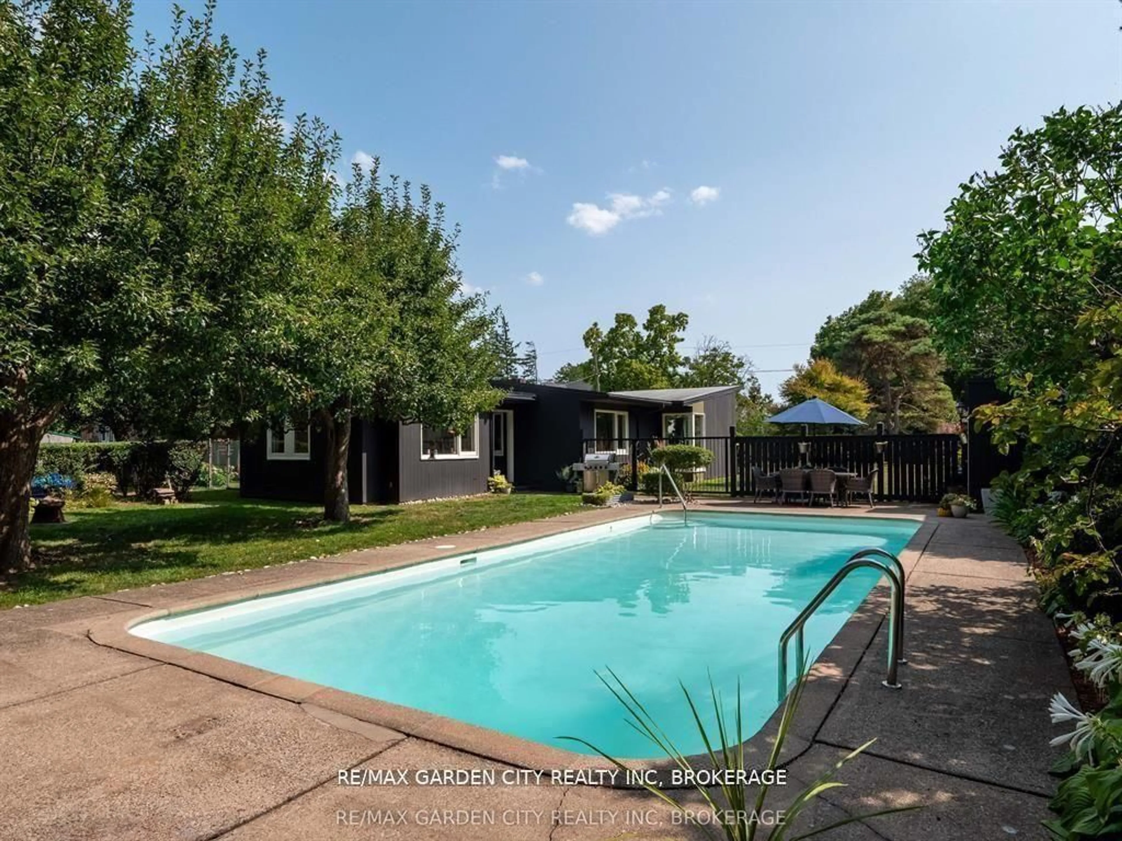 Pool for 46 HENLEY Dr, St. Catharines Ontario L2N 4A9