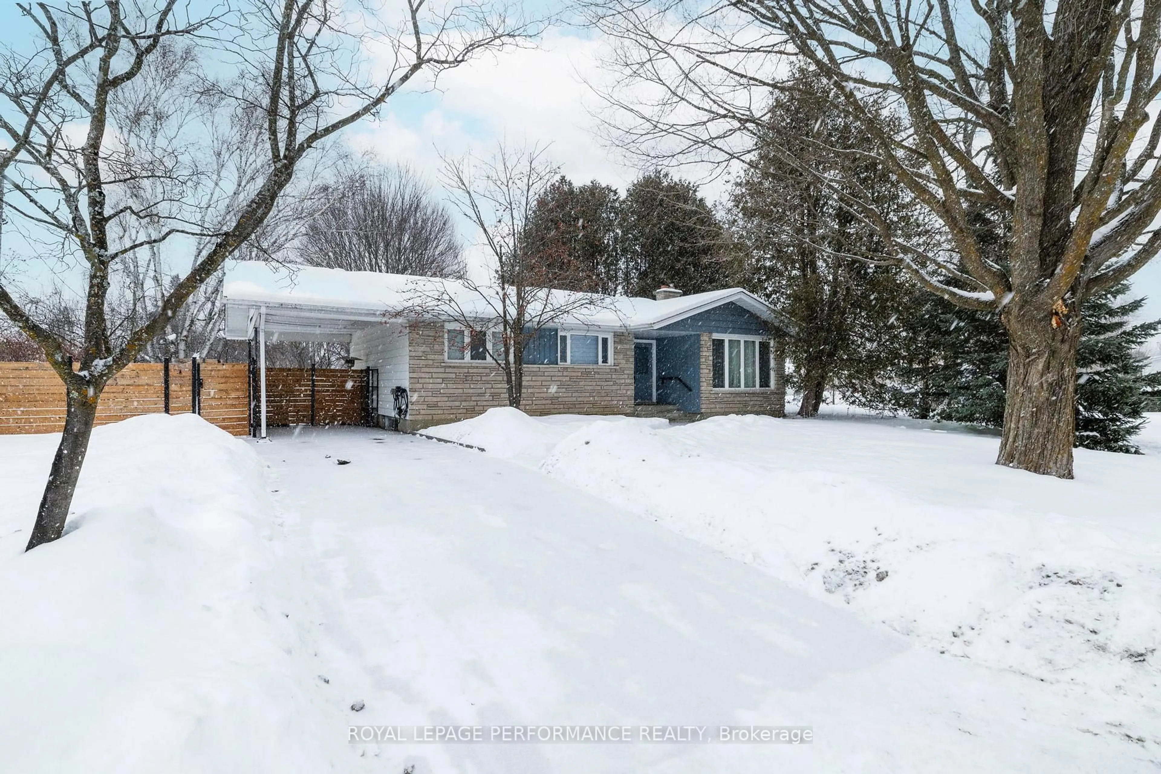 A pic from outside/outdoor area/front of a property/back of a property/a pic from drone, street for 39 Fielding Crt, Ottawa Ontario K1V 7H2