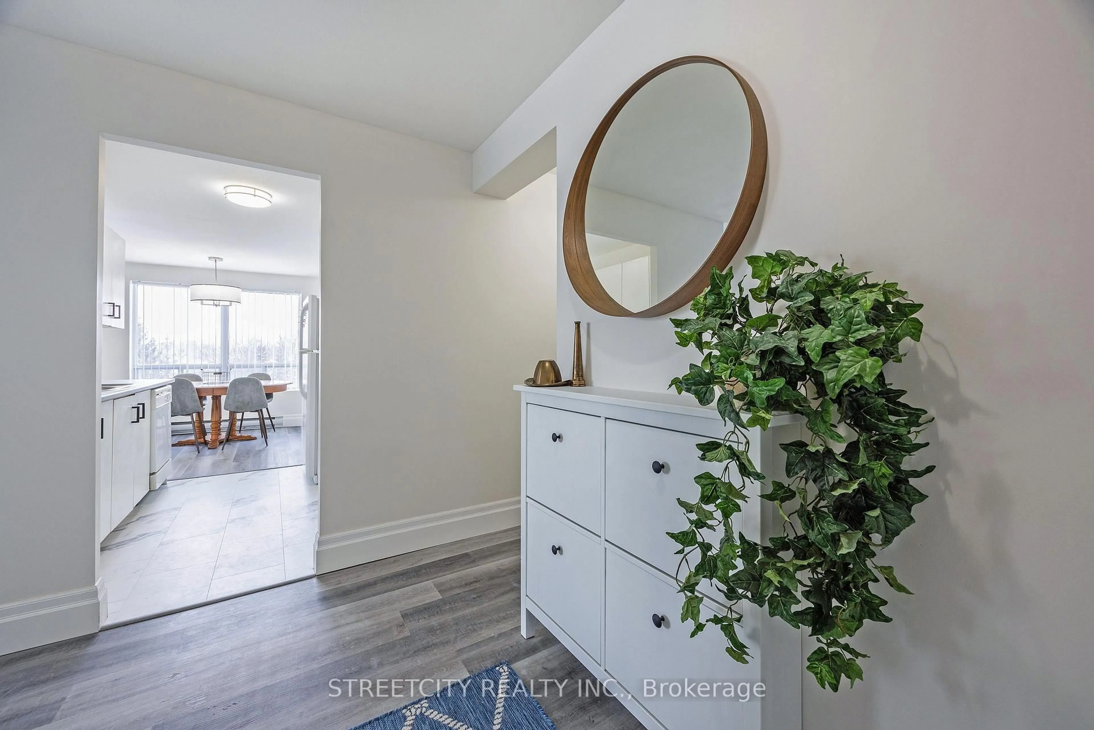 Indoor entryway for 333 Commissioners Rd #407, London South Ontario N6J 4X7