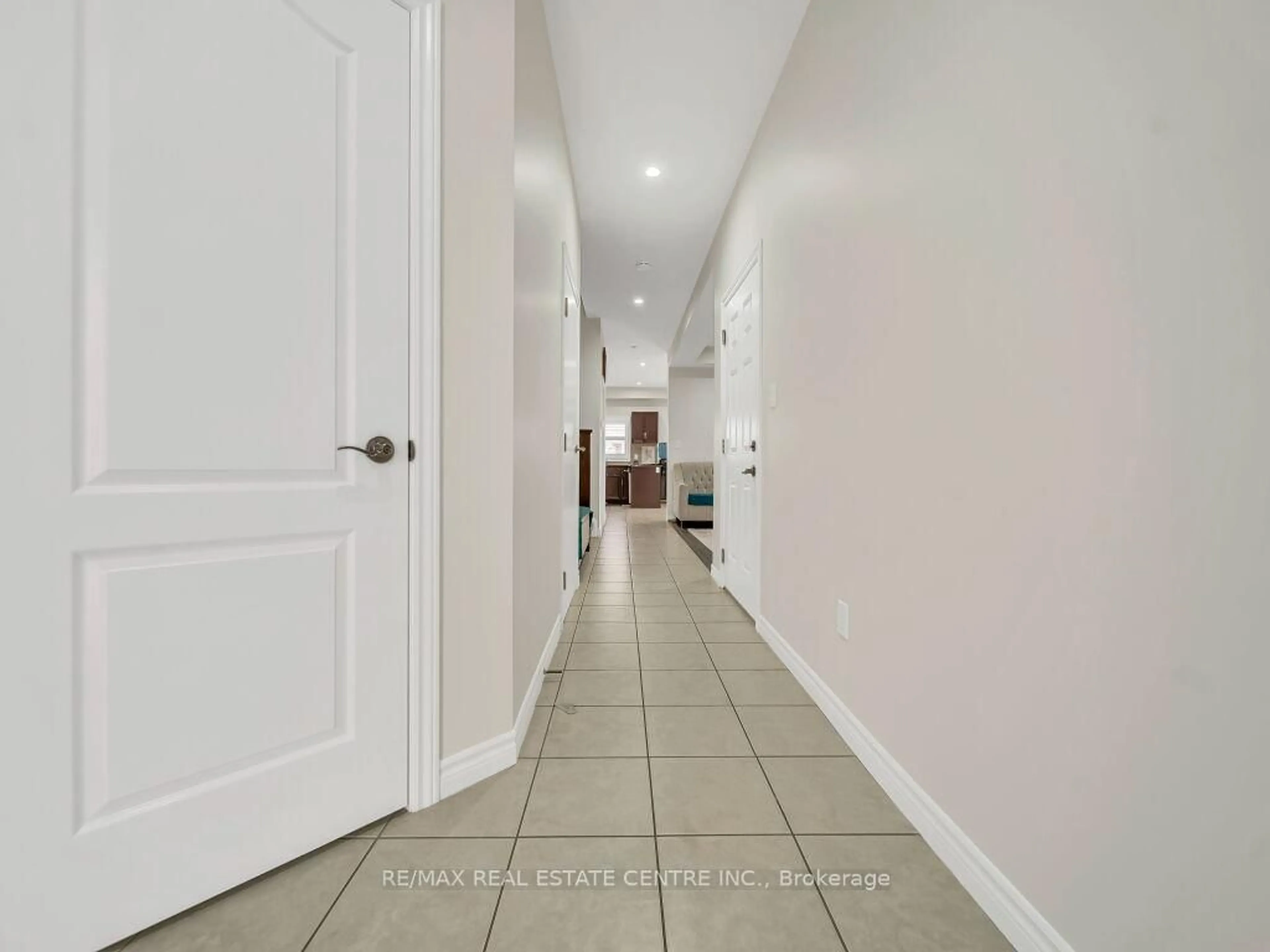 Indoor foyer for 193 Summit Ridge Dr, Guelph Ontario N1E 0M1