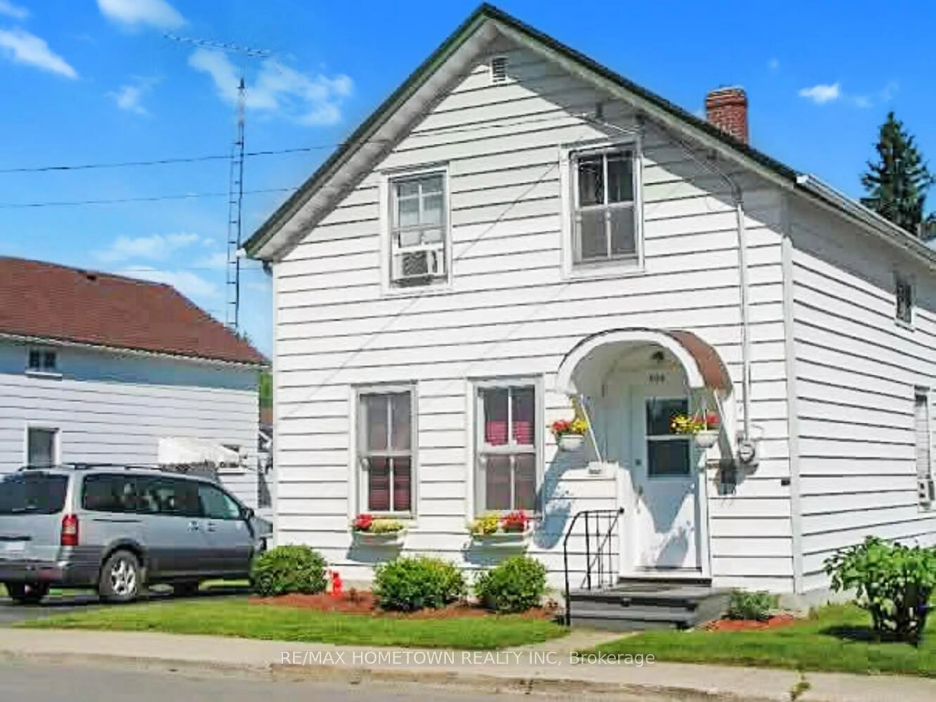 Home with vinyl exterior material, street for 204 Wood St, Prescott Ontario K0E 1T0