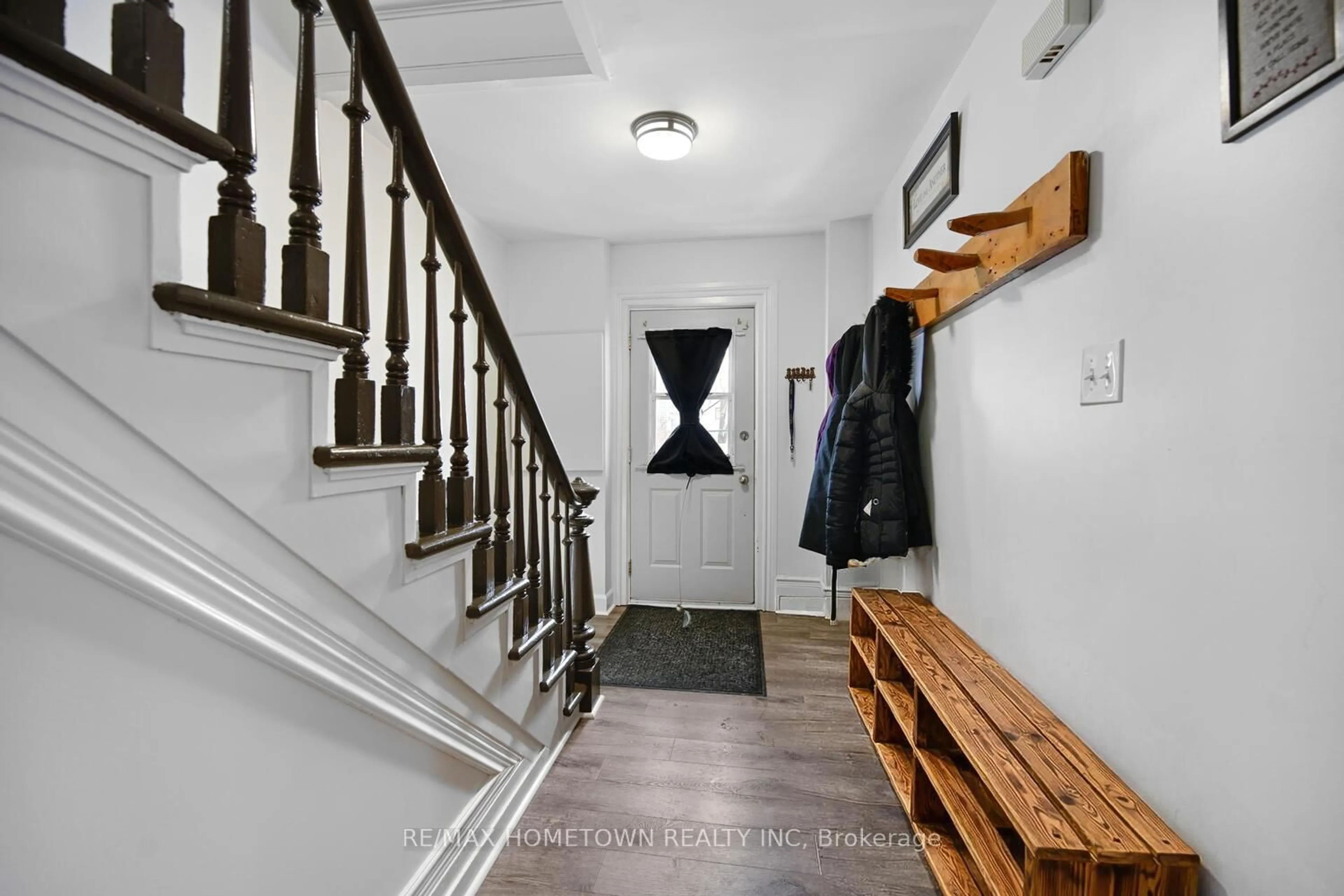 Indoor entryway for 204 Wood St, Prescott Ontario K0E 1T0