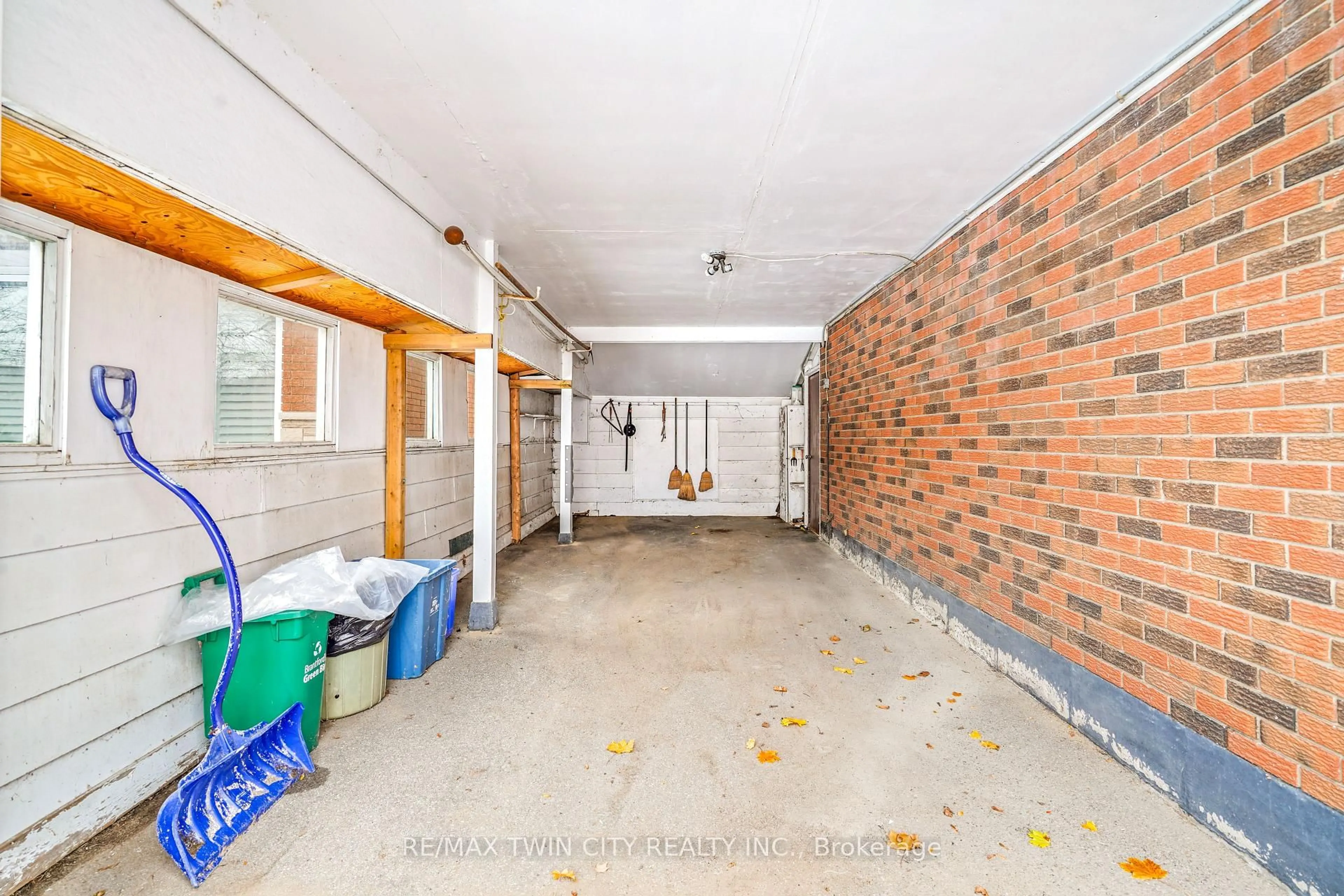 Indoor garage for 8 Stockdale Dr, Brantford Ontario N3R 2R5