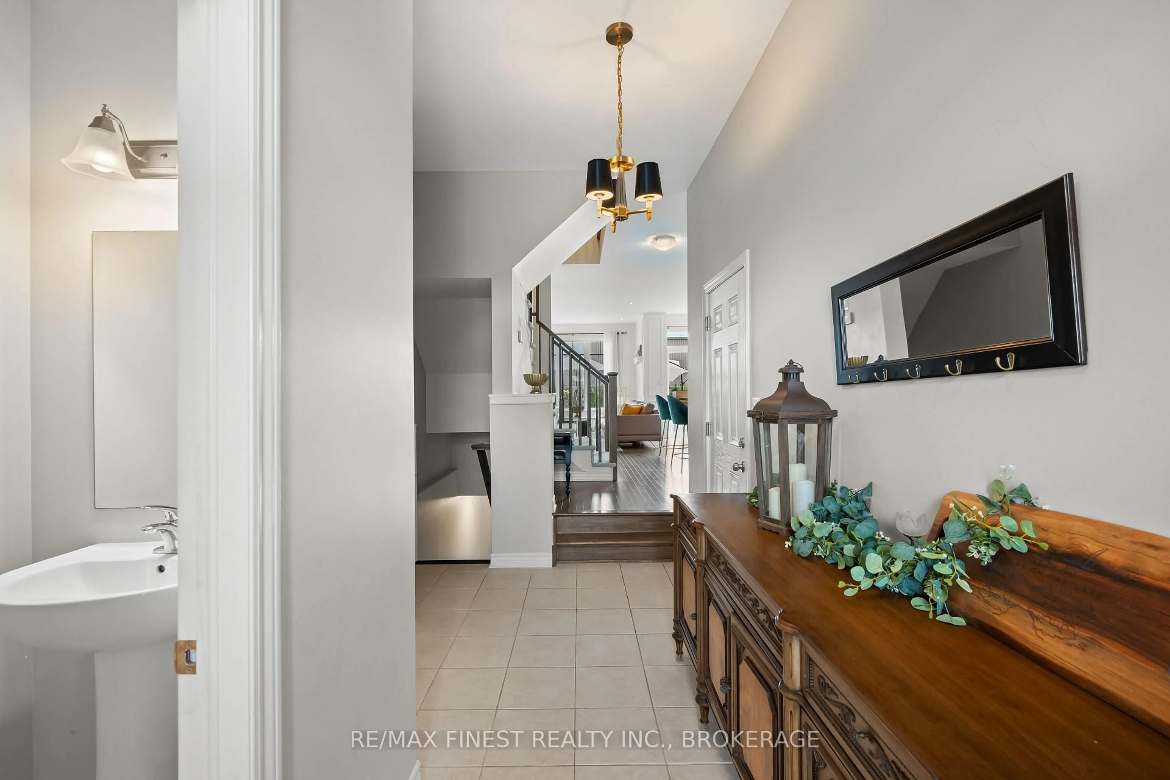 Indoor entryway for 913 Stonewalk Dr, Kingston Ontario K7K 0G9