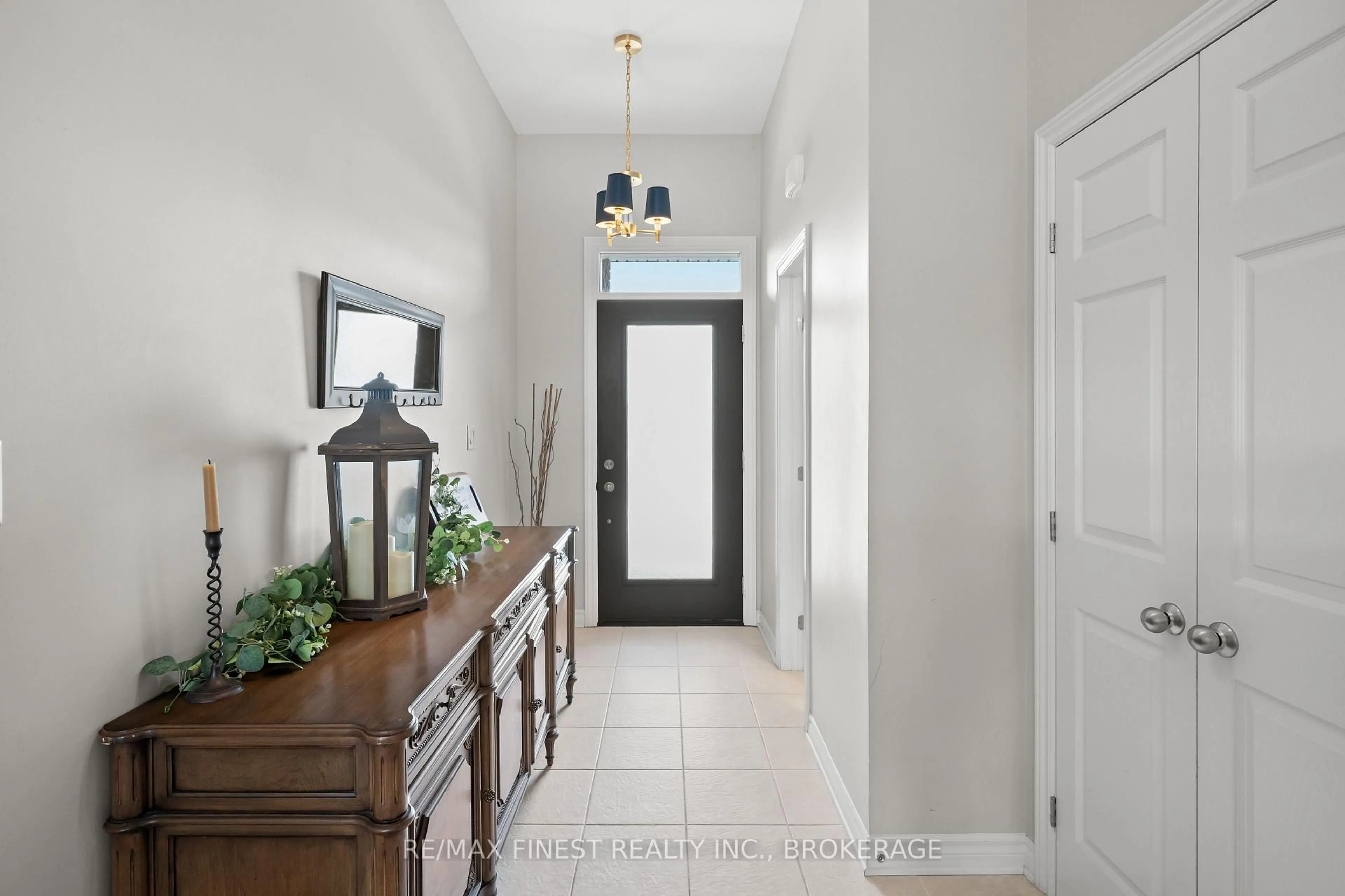 Indoor entryway for 913 Stonewalk Dr, Kingston Ontario K7K 0G9