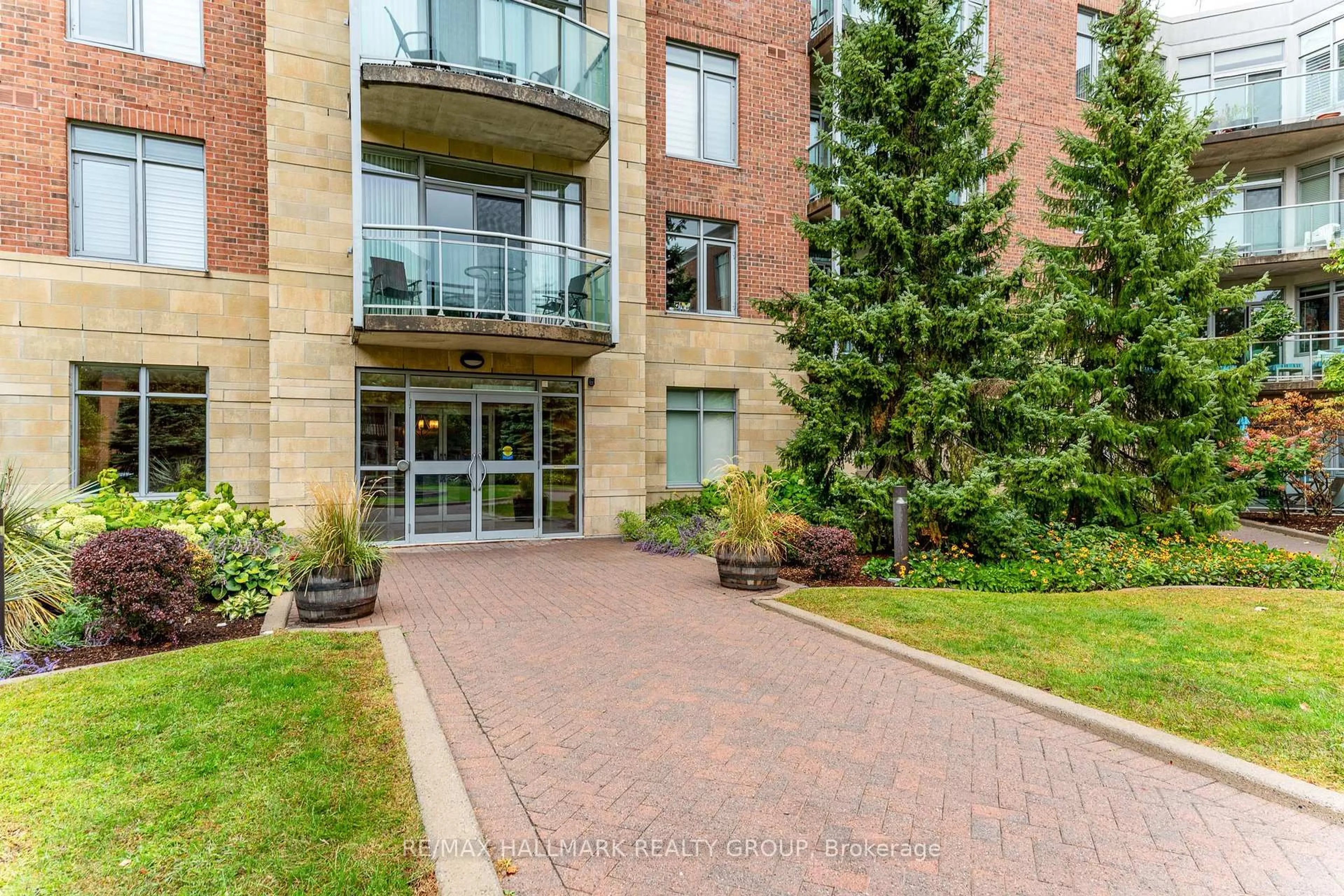 Indoor foyer for 205 Bolton St #129, Ottawa Ontario K1N 1K7