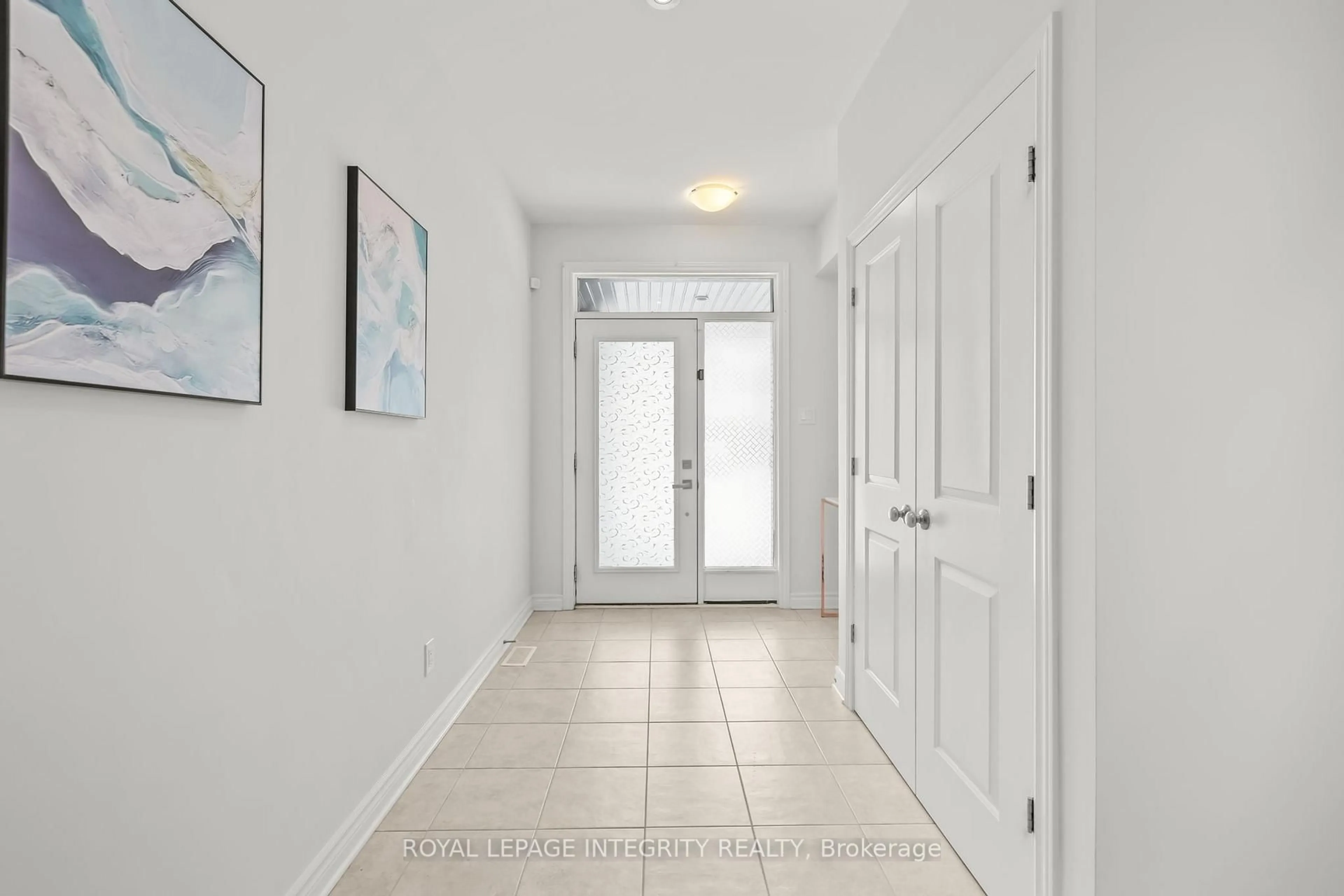 Indoor entryway for 229 Osterley Way, Ottawa Ontario K2S 2P2