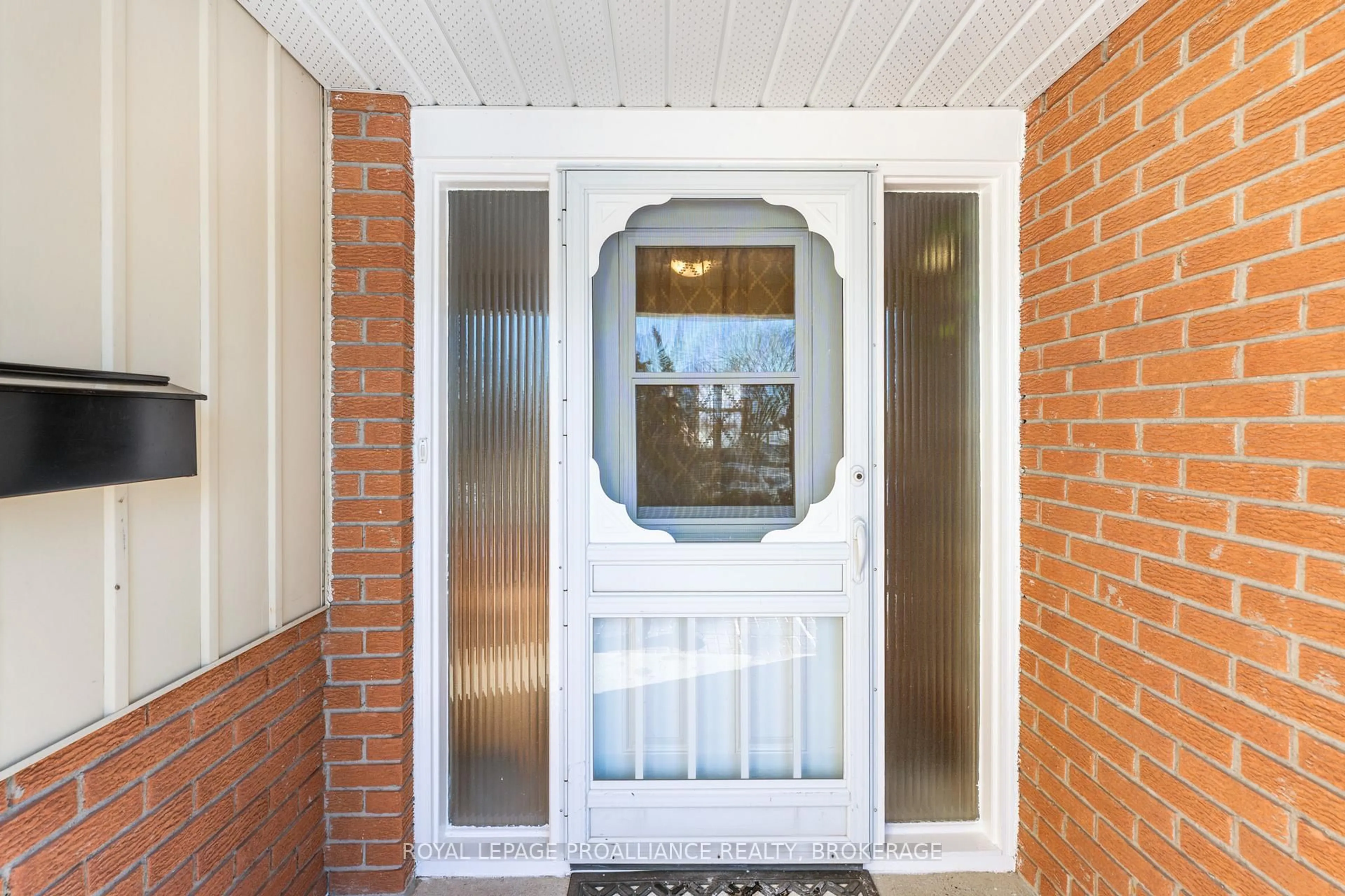 Indoor entryway for 812 Hillside Dr, Kingston Ontario K7M 5Y8